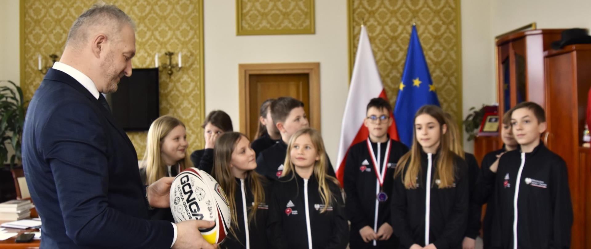 Wojewoda warmińsko-mazurski Radosław Król, spotkał się z młodymi talentami z klubu sportowego Rugby Team Purda. 
