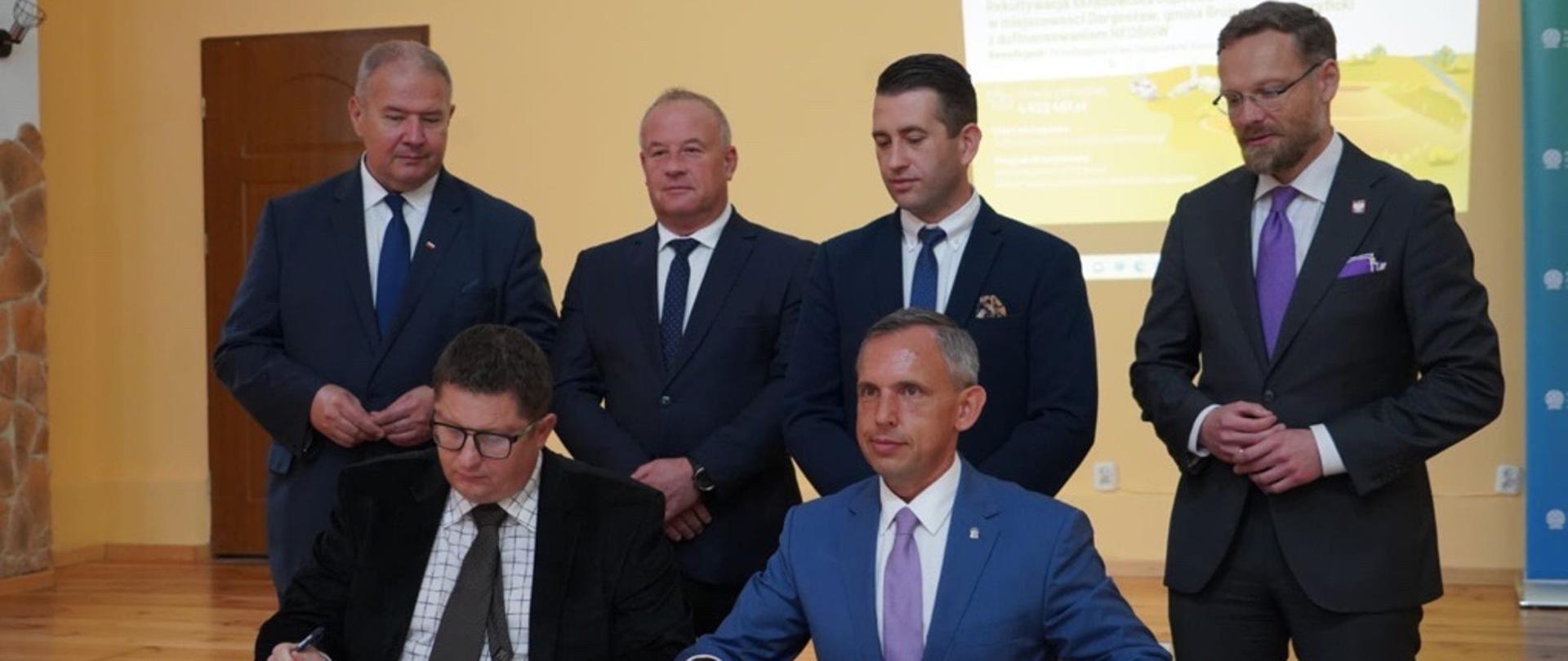 Paweł Mirowski, zastępca prezesa zarządu NFOŚiGW podpisuje umowę z beneficjentami. Zdjęcie grupowe