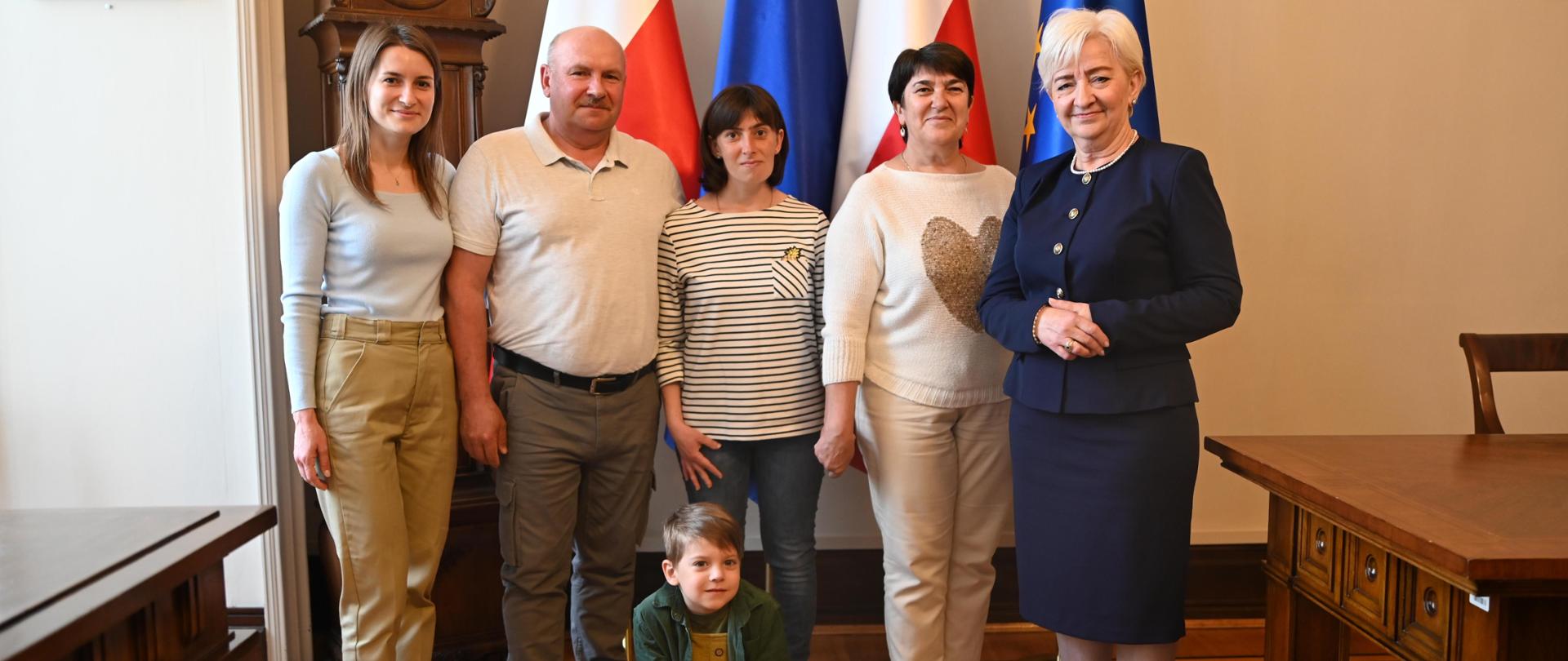 Gościem wojewody łódzkiego Doroty Ryl była rodzina Wasyla i Kateryny Dawydyuków z Ukrainy wraz z córkami i wnukiem.