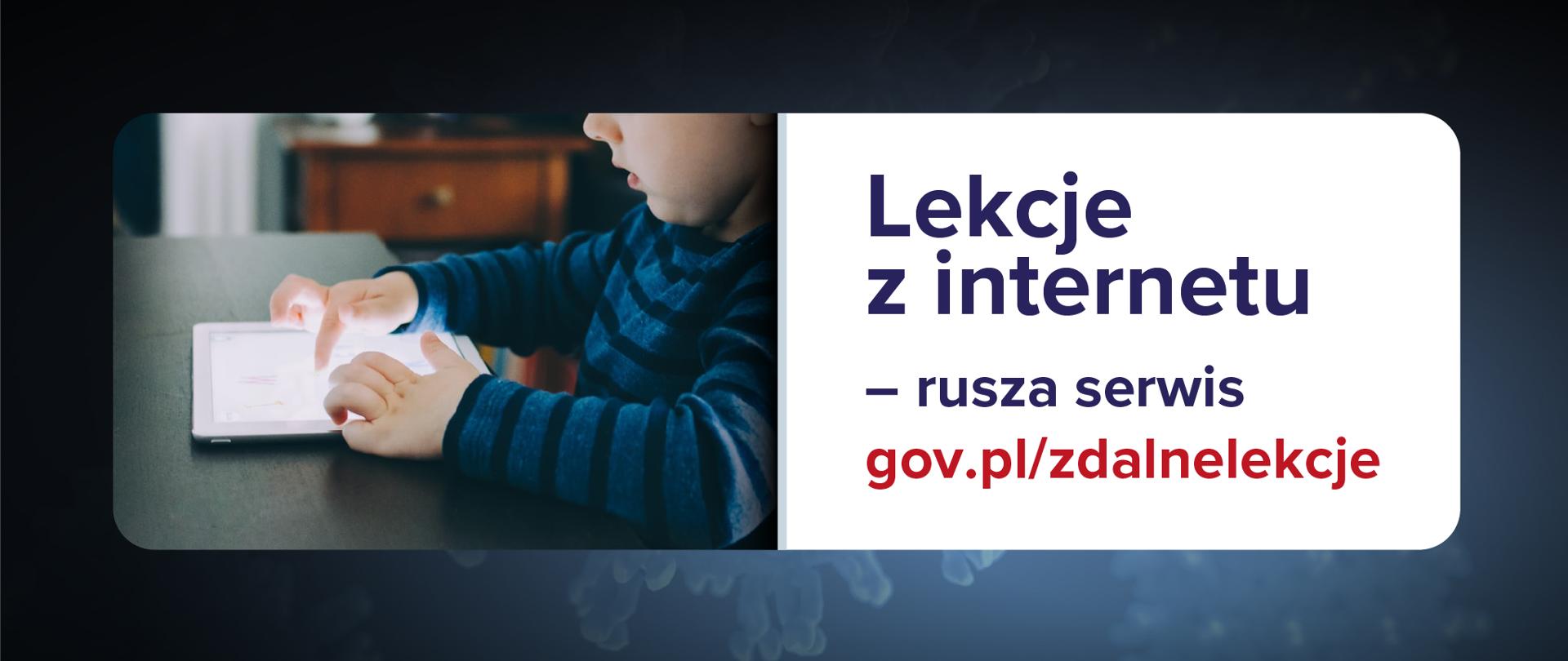 Grafika informująca z tekstem: Lekcje z internetu – rusza serwis gov.pl/zdalnelekcje
Ciemnoniebieskie tło, po lewej stronie fotografia dziecka z tabletem, a po prawo tekst na białym tle.