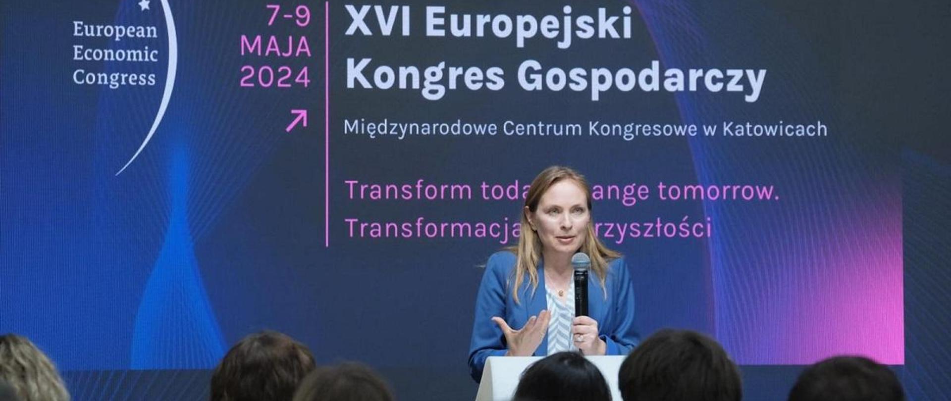 Minister funduszy i polityki regionalnej Katarzyna Pełczyńska-Nałęcz stoi przy pulpicie z mikrofonem, za jej plecami grafika granatowo-fioletowa z napisem "Fundusze unijne – czas najwyższy”
