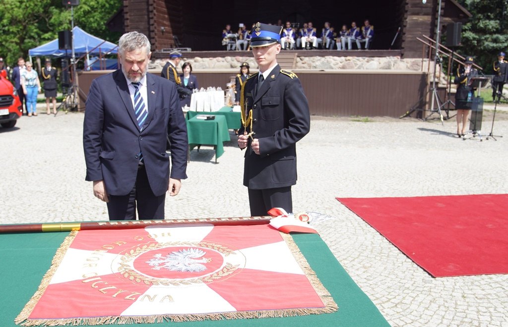 Min J.K. Ardanowski podczas uroczystości nadania sztandaru