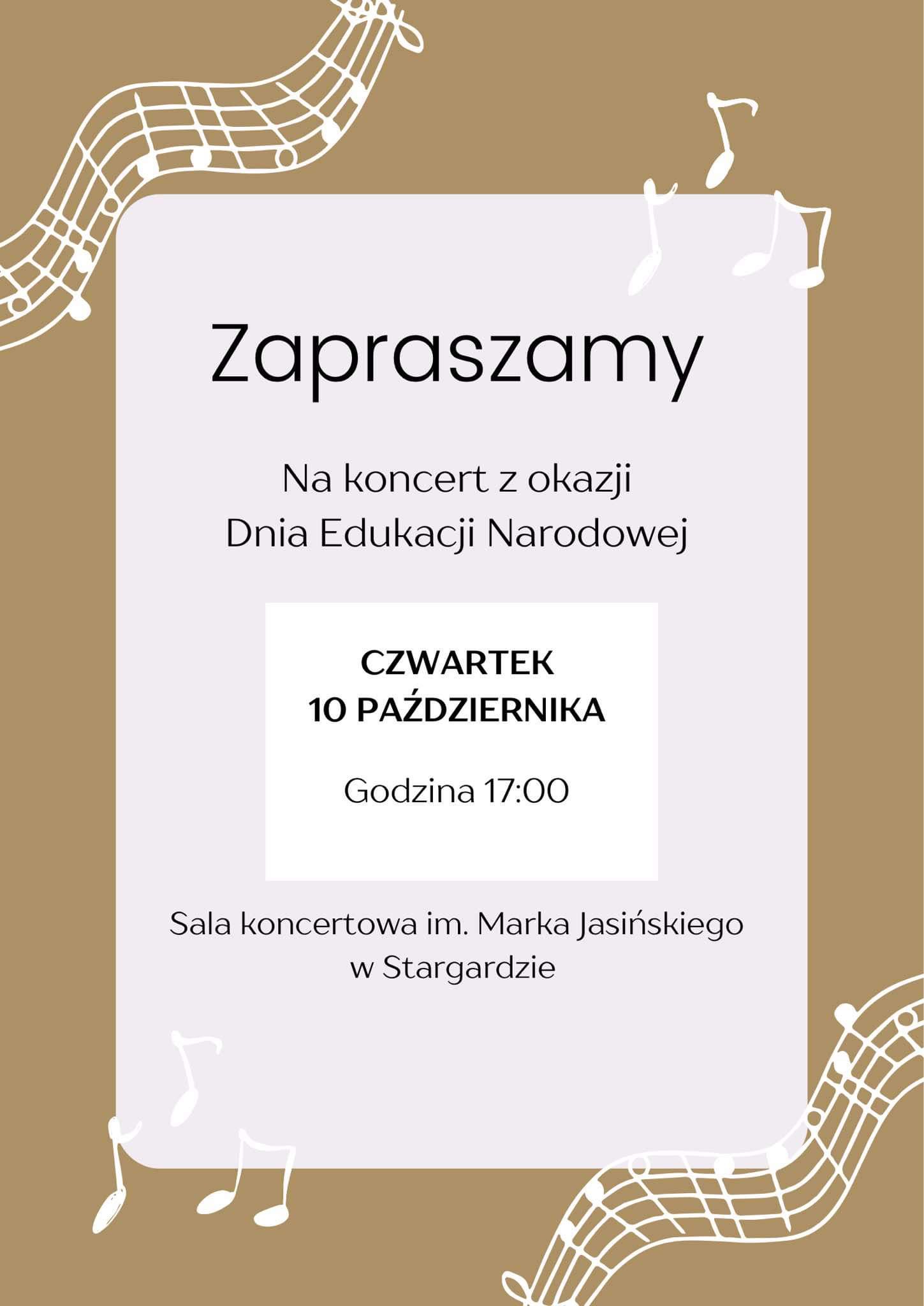 Plakat informacyjny o koncercie z okazji dnia Edukacji Narodowej w dniu 10 października 2024 o godzinie 17.00. Tło plakatu jest jasnobrązowo-wrzosowe, a jego górna i dolną część ozdabiają białe pięciolinie z nutami.