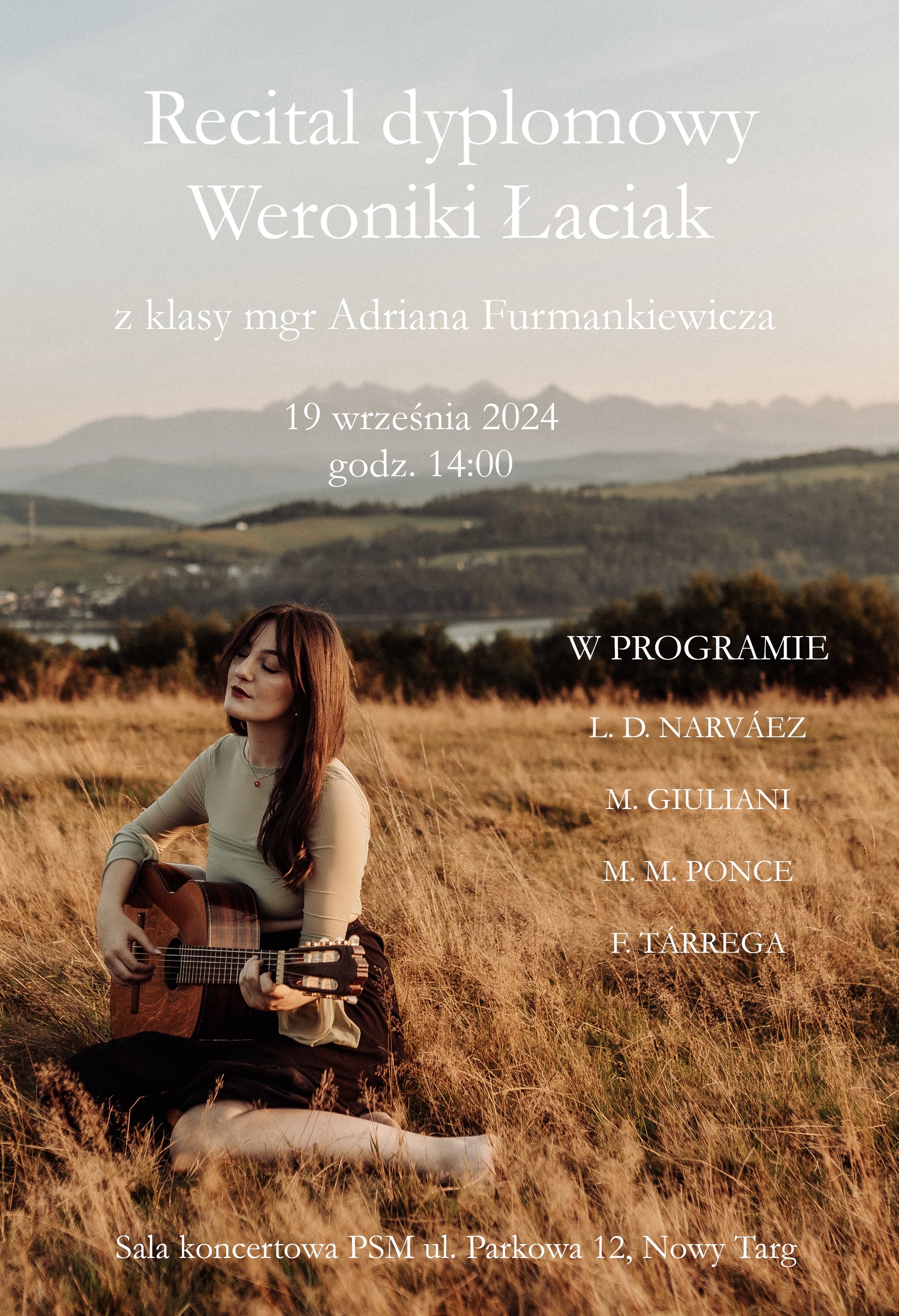 Plakat to zdjęcie uczennicy grającej na gitarze na łące. Uczennica siedzi na trawie i w skupieniu gra na gitarze. Za nią w tle lasy, jezioro i w oddali góry. Na plakacie znajdują się następujące informacje. Recital dyplomowy Weroniki Łaciak z klasy gitary mgr Adriana Furmankiewicza, 19 września 2024 r. godz. 14.00. Następnie program recitalu oraz miejsce: Sala koncertowa PSM, Parkowa 12, Nowy Targ