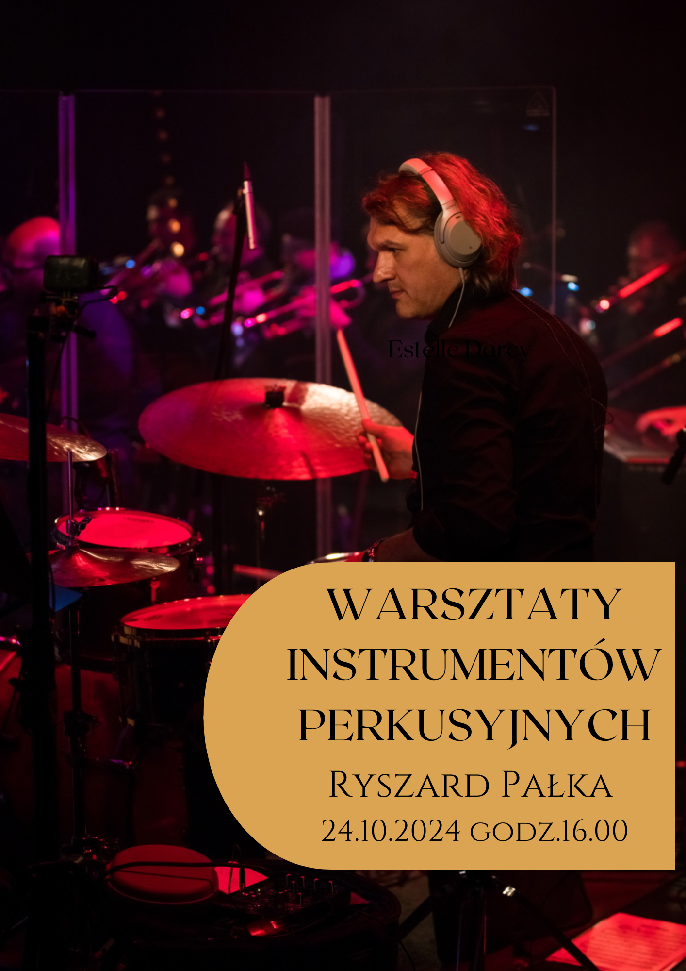 Plakat na tle zdjęcia muzyka z instrumentami perkusyjnymi i napisem WARSZTATY INSTRUMENTÓW PERKUSYJNYCH RYSZARD PAŁKA 24.10.2024 godz. 16:00