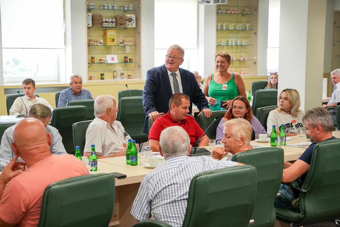 Minister Czesław Siekierski z uczestnikami szkolenia z zakresu Wspólnej Polityki Rolnej dla beneficjentów PROW (fot. MRiRW)