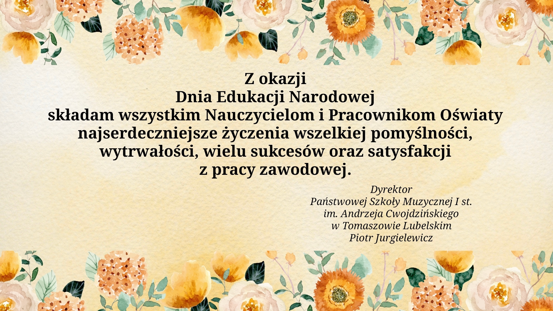 kolorowe kwiatki na górnym i dolnym pasku kartki prostokątnej, na której po środku widnieją napisy z życzeniami dyrektora dla pracowników oświaty z okazji Dnia Edukacji Narodowej, kartka prostokątna utrzymana w biało-pomarańczowych odcieniach