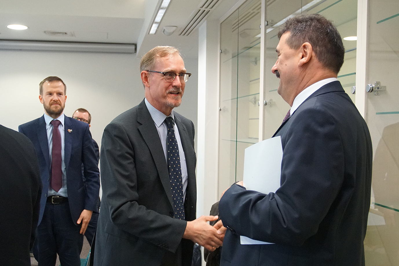 Sekretarz stanu Ryszard Bartosik wita się z Ambasadorem Australii 