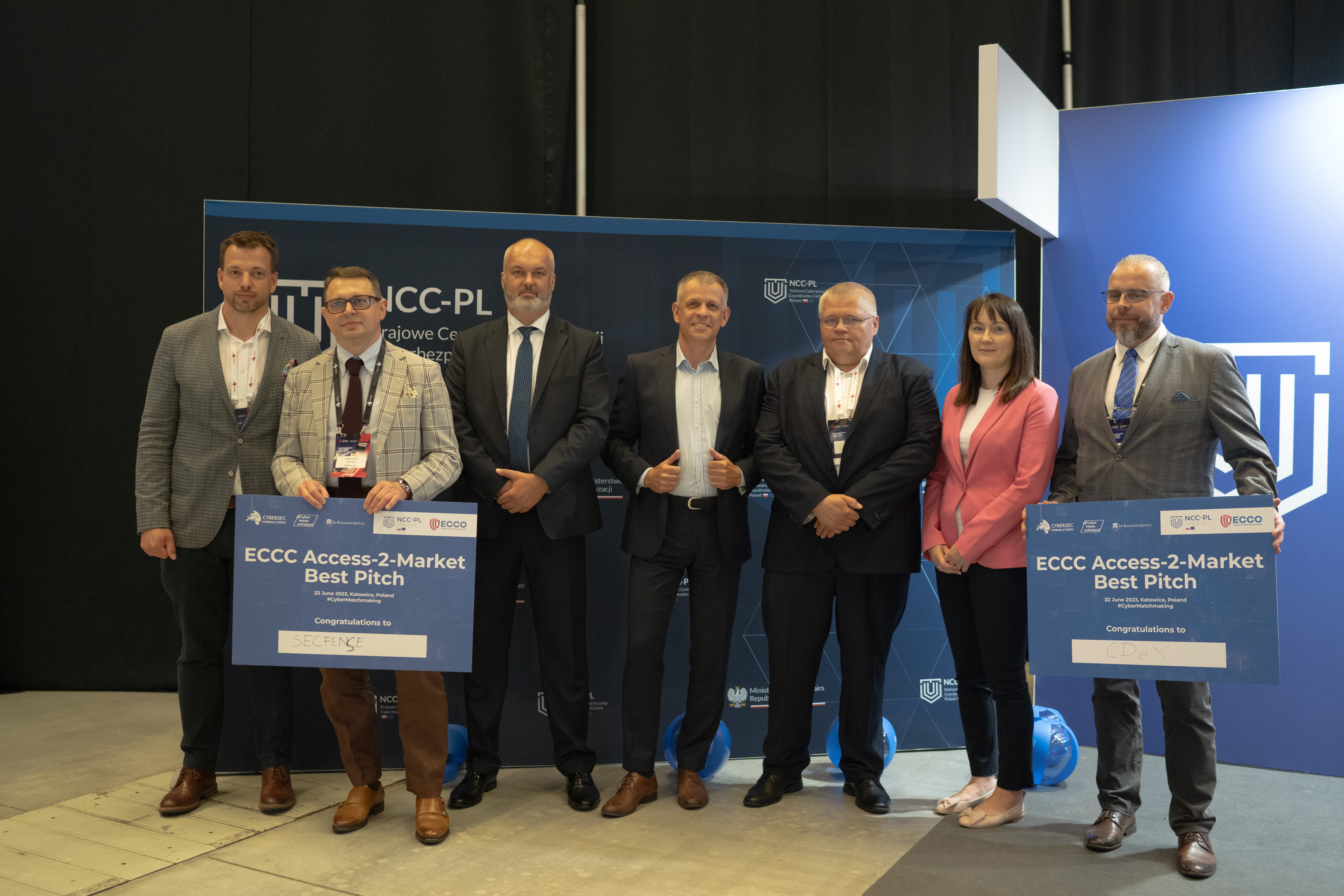 siedem osób przedstawicieli MŚP, którzy zwyciężyli w wydarzeniu Access - 2-Market, Jury i NCC-PL