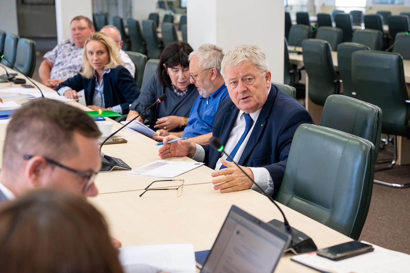 Minister Czesław Siekierski zwraca się do zgromadzonych na spotkaniu ws pomocy po gradobiciach (fot. MRiRW)