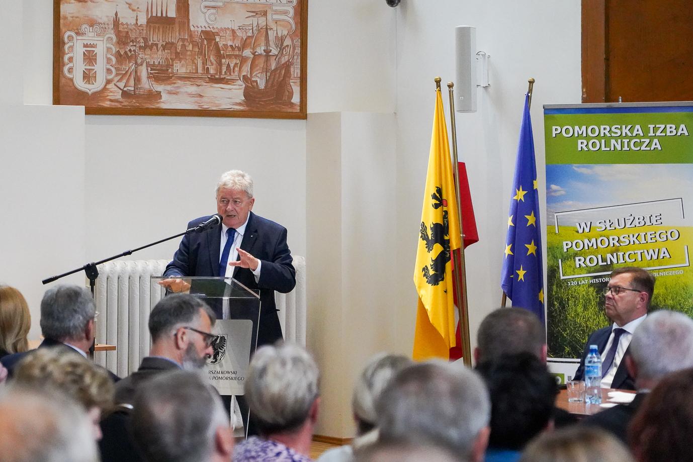 Minister Czesław Siekierski przemawia podczas spotkania z Pomorską Izbą Rolniczą (fot. MRiRW)