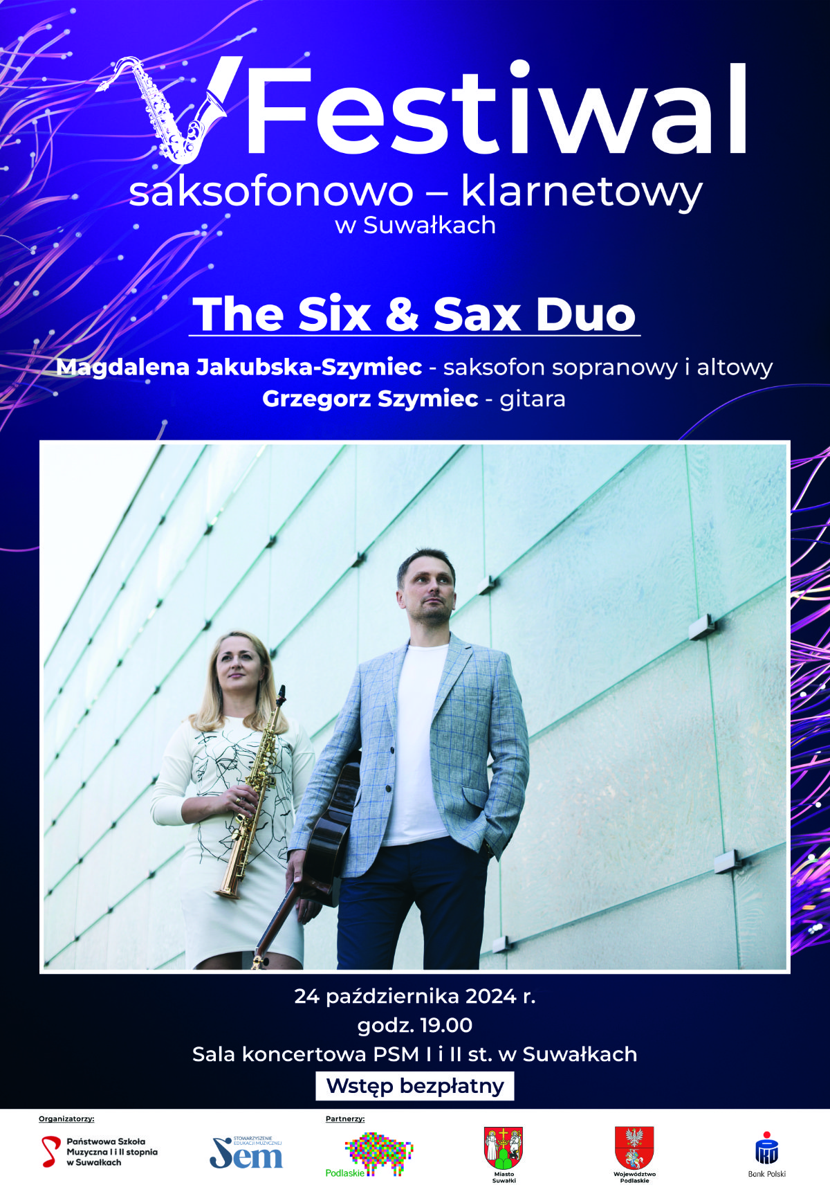 Plakat promujący V Festiwal saksofonowo-klarnetowy w Suwałkach. Główny występ: The Six & Sax Duo, w składzie: Magdalena Jakubska-Szymiec – saksofon sopranowy i altowy, oraz Grzegorz Szymiec – gitara. Koncert odbędzie się 24 października 2024 roku o godzinie 19:00 w sali koncertowej Państwowej Szkoły Muzycznej I i II stopnia w Suwałkach. Wstęp bezpłatny. Na zdjęciu poniżej znajdują się artyści: kobieta trzymająca saksofon oraz mężczyzna z gitarą. Organizatorami są Państwowa Szkoła Muzyczna i Stowarzyszenie SEM, partnerzy to Województwo Podlaskie, Miasto Suwałki, Bank Polski i inni