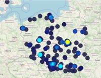 Mapa prezentuje lokalizacje, z których uczestnicy łączyli się do webinarium. Jest to mapa Polski i okolic z naniesionymi kropkami wskazującymi lokalizacje. Z mapy wynika, że największa liczba uczestników łączyła się z dużych miast - Warszawa, Kraków, Wrocław, Poznań.
