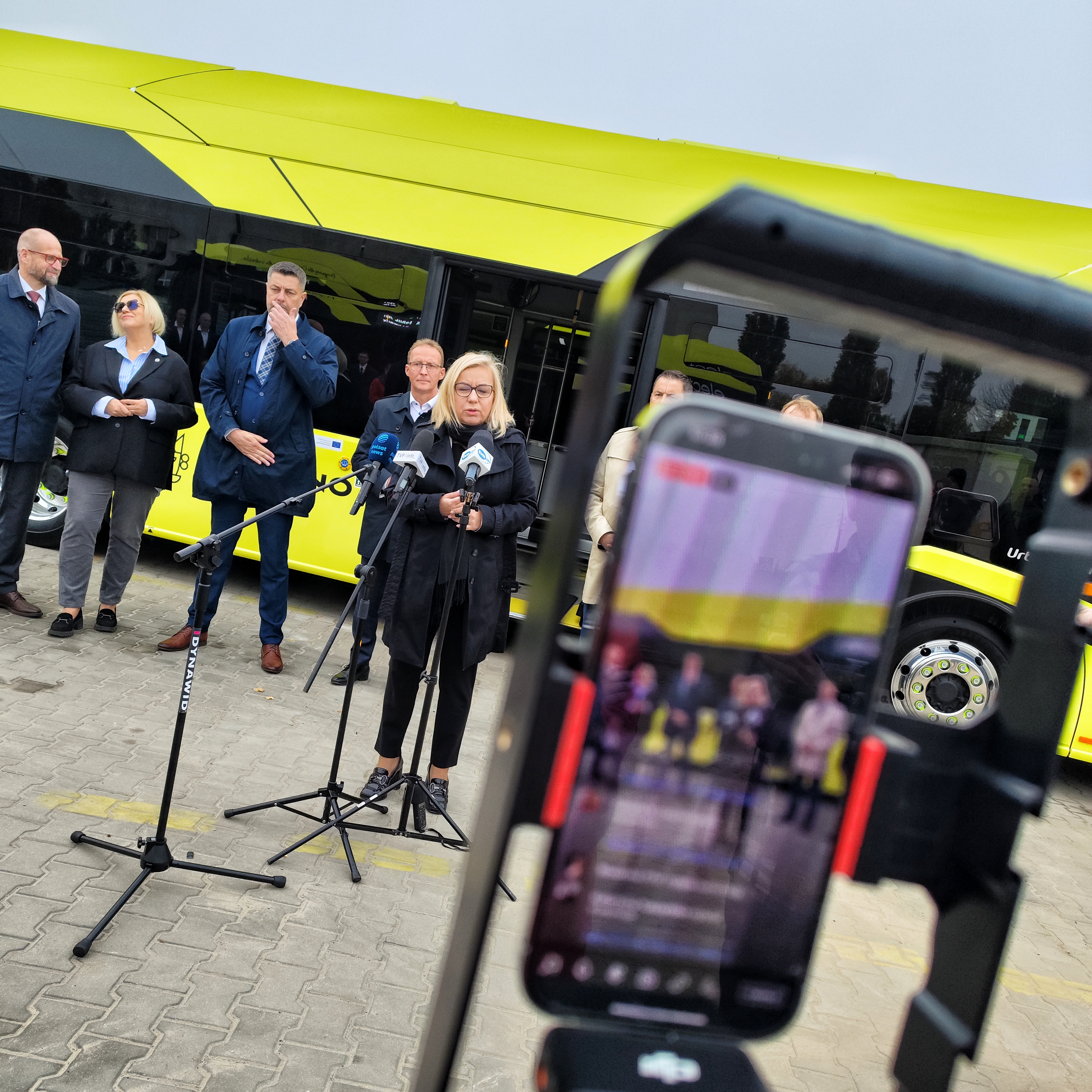  ministra klimatu i środowiska Paulina Hennig-Kloska w Gnieźnie podczas prezentacji elektrycznych autobusów i przemówienia