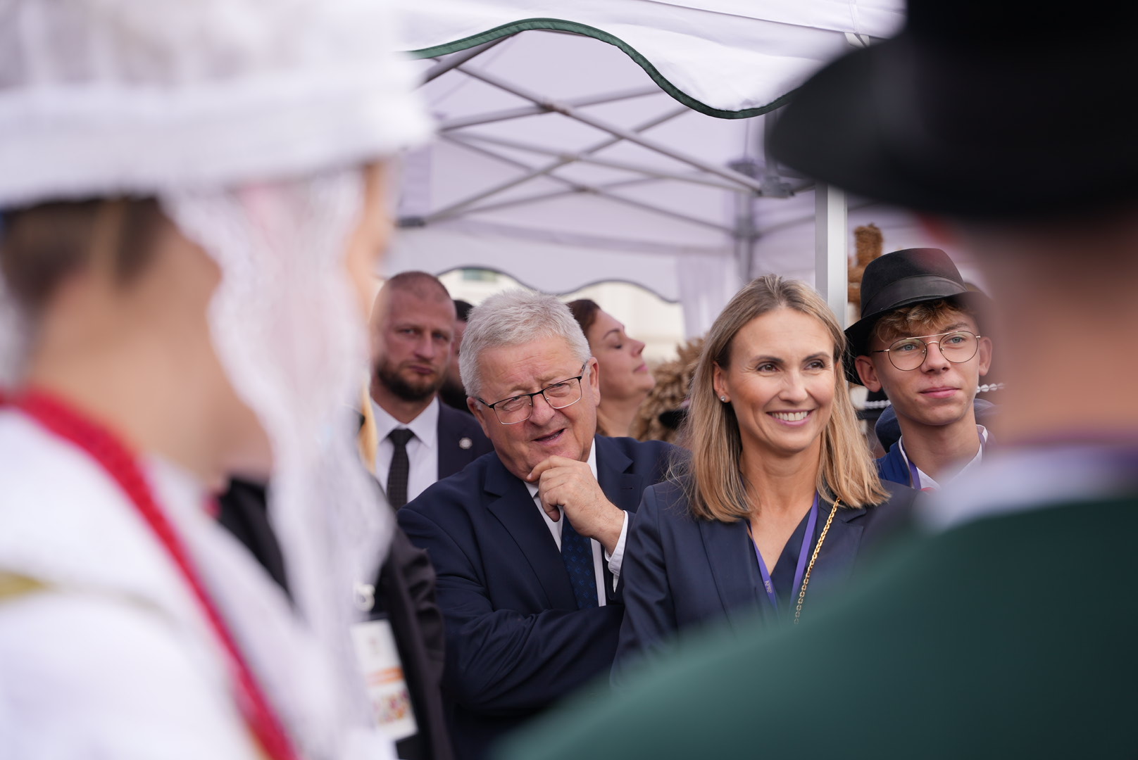 Minister Czesław Siekierski podczas rozmów z dożynkowymi gośćmi (fot. MRiRW)