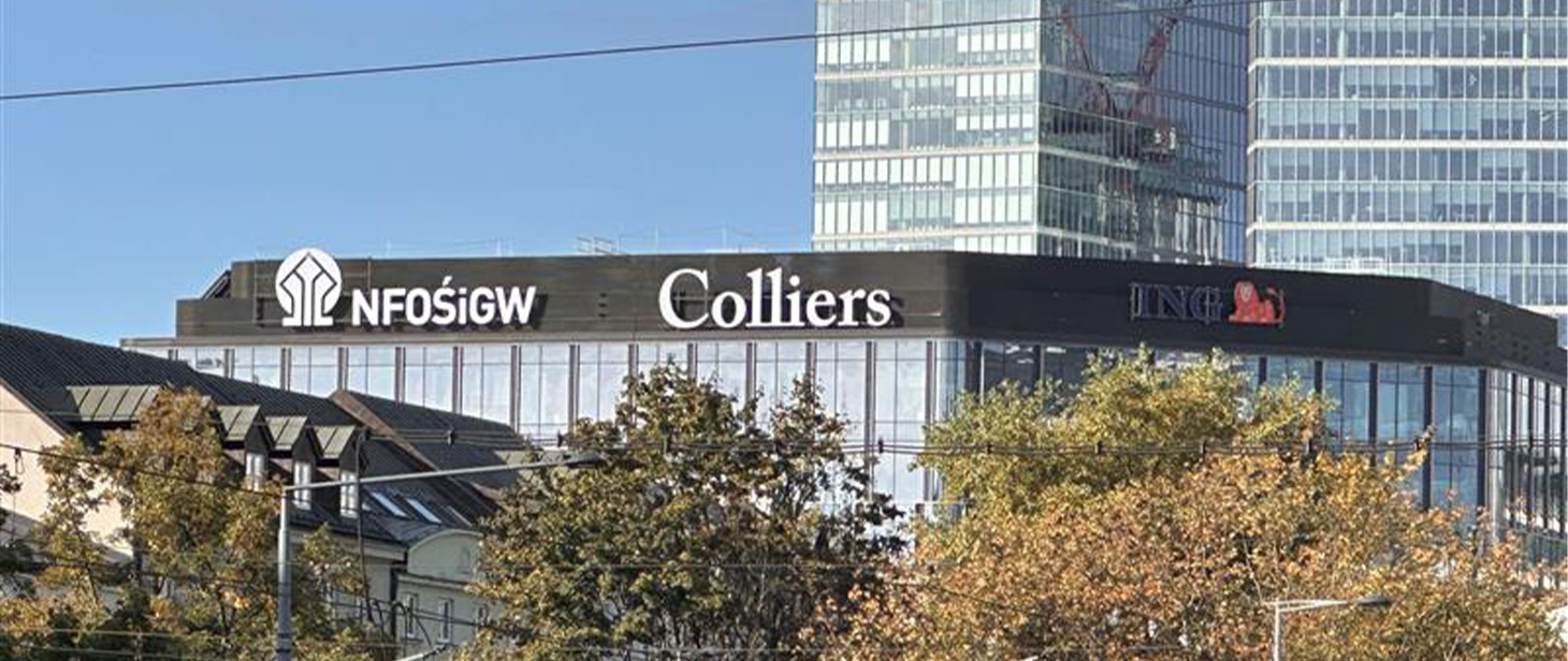 Tytuł: Zdjęcie budynku Narodowego Funduszu Ochrony Środowiska i Gospodarki Wodnej — opis: Zdjęcie budynku Narodowego Funduszu Ochrony Środowiska i Gospodarki Wodnej. szary budynek na niebieskim tle.