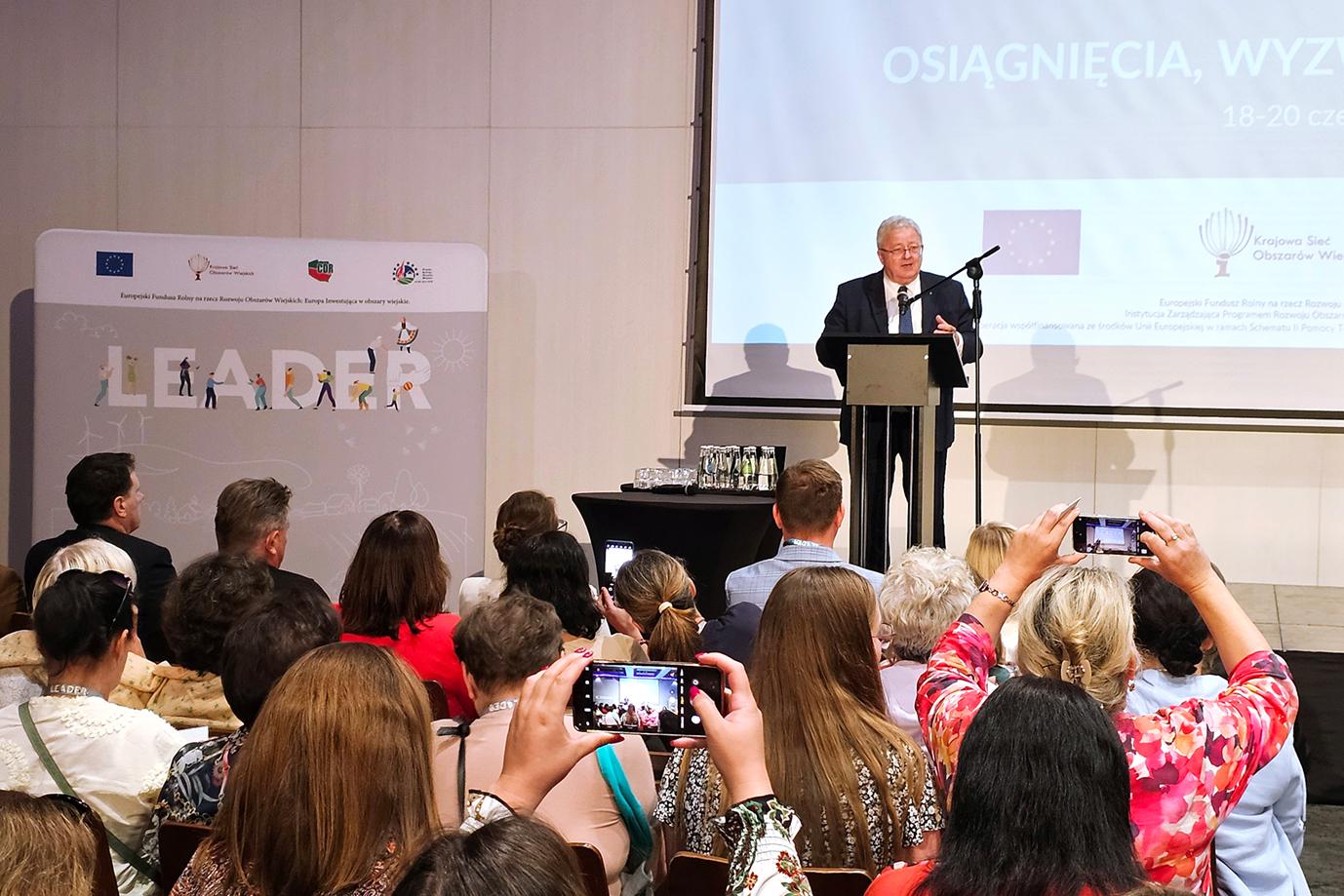 Minister Czesław Siekierski podczas wystąpienia podczas konferencji Leader (fot. CDR Brwinów)