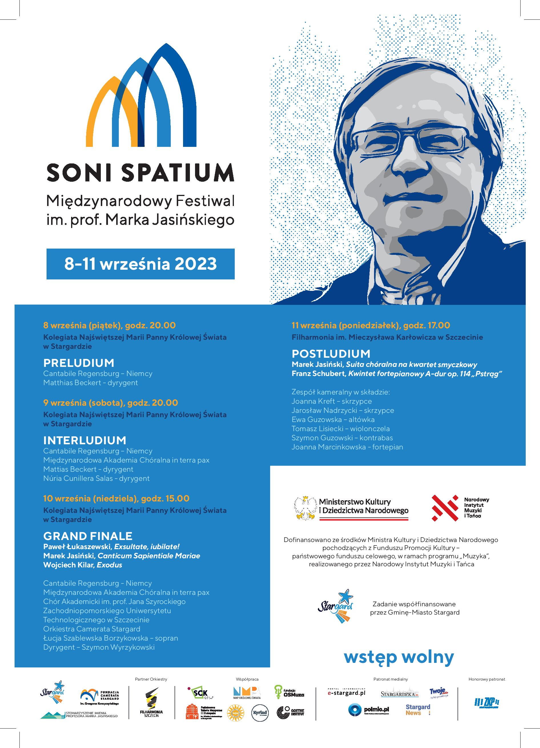 Plakat informacyjny Międzynarodowego Festiwalu SONI SPATIUM im. prof. Marka Jasińskiego w dniach 8 do 11 września 2023. Tło plakatu jest biało-niebieskie, w jego górnej części znajduje się logo festiwalu oraz grafika twarzy prof. Marka Jasińskiego a poniżej znajduje się harmonogram i program koncertów.