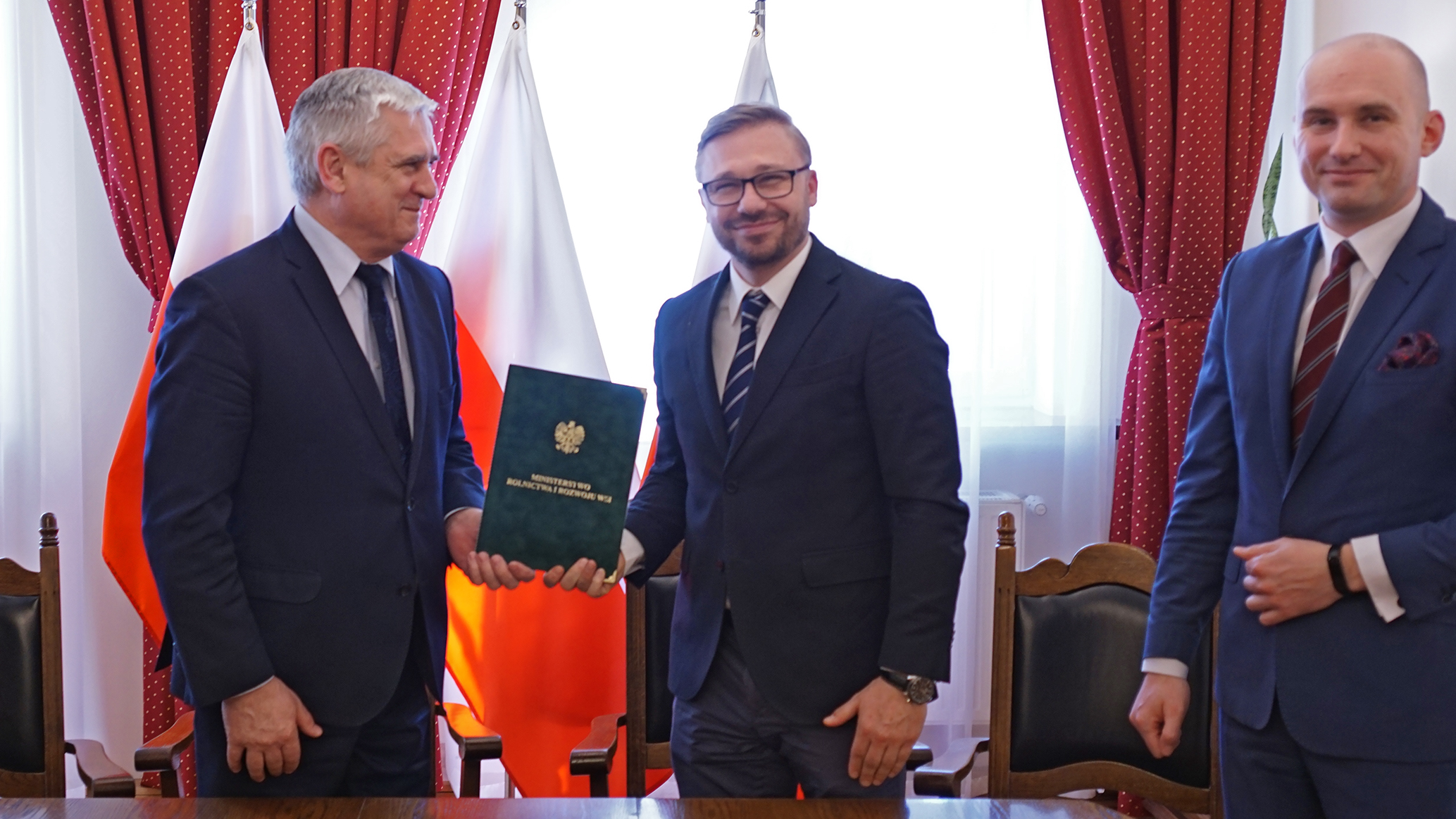 Od lewej wiceminister J. Białkowski, starosta rypiński Jarosław Sochacki i wicestarosta rypiński Piotr Czarnecki