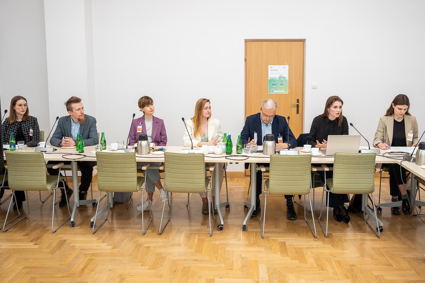 Przedstawiciele organizacji prozwierzęcych podczas spotkania z wiceministrem Jackiem Czerniakiem (fot. MRiRW)
