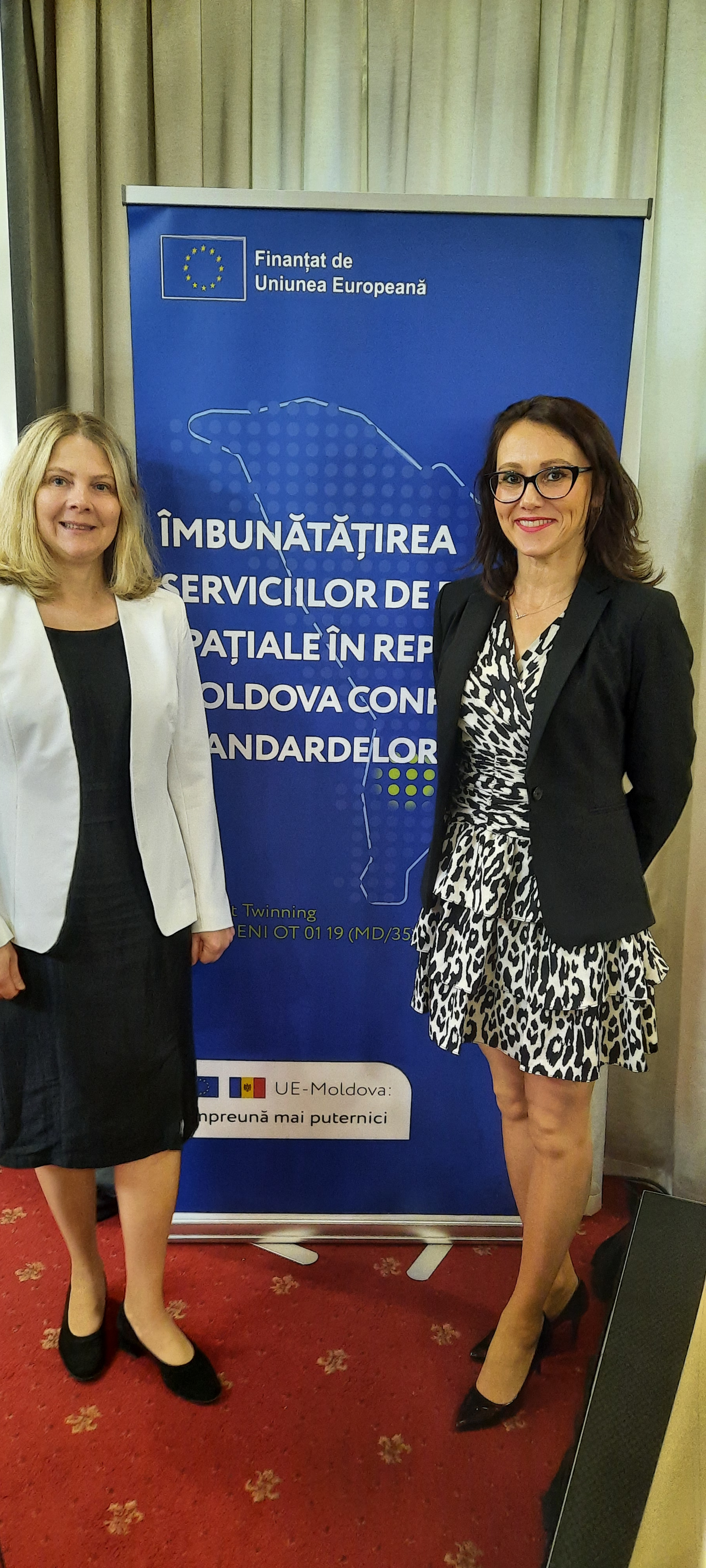 Ewa Surma and Małgorzata Sypuła from the SWZ Department of GUGiK during the conference ending the twinning project „Improving Spatial Data Services in the Republic of Moldova following EU standards"