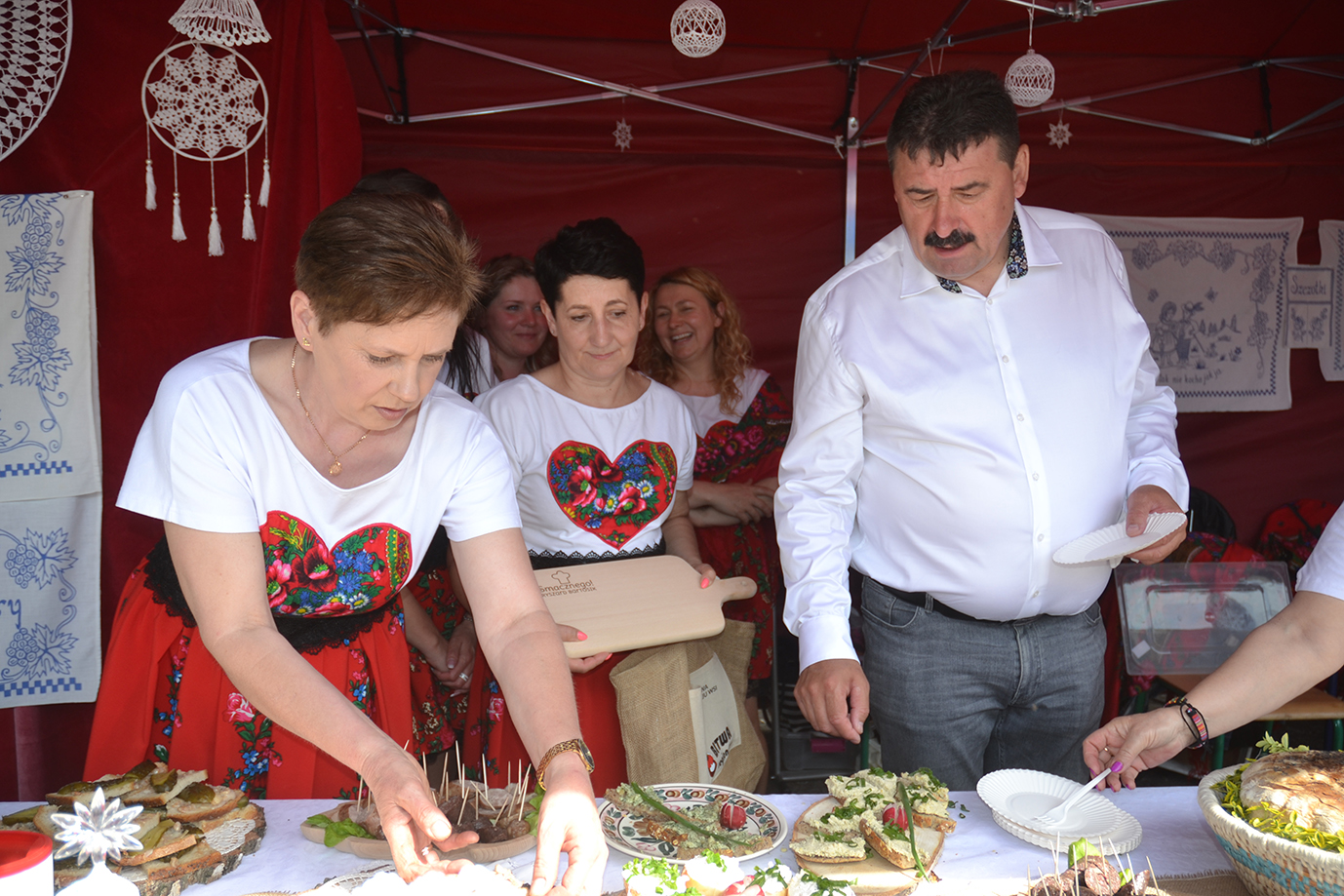 Sekretarz stanu Ryszard Bartosik degustuje potrawy przygotowane przez panie z Koła Gospodyń Wiejskich