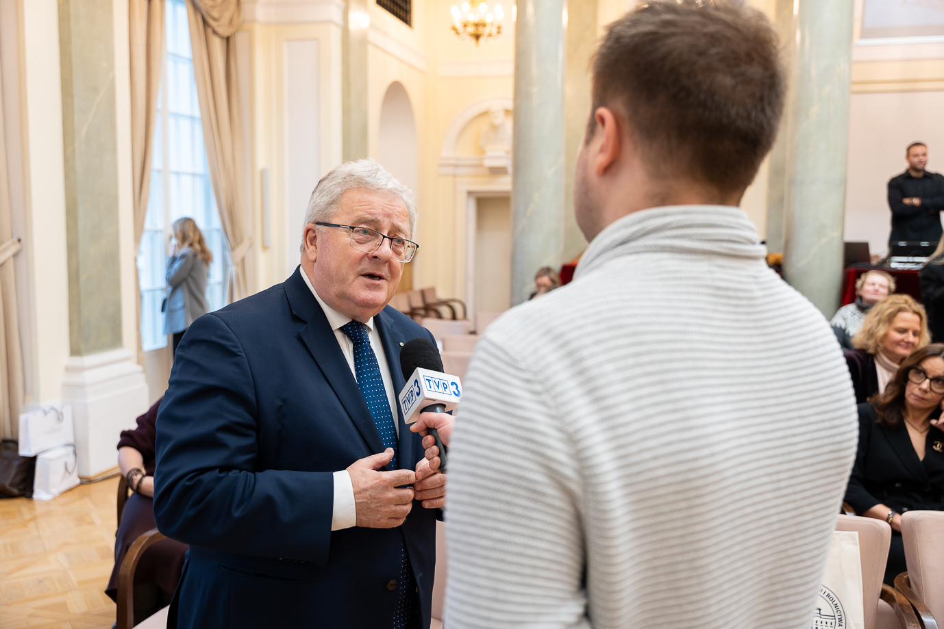 Minister Czesław Siekierski udziela wywiadu telewizyjnego (fot. MRiRW)