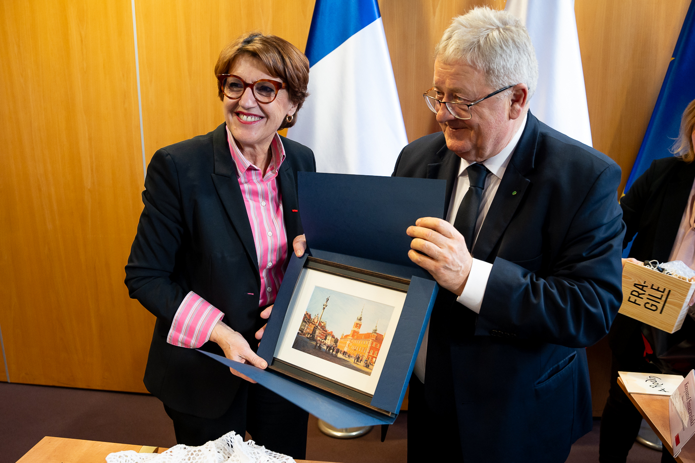 Minister Czesław Siekierski i minister Annie Genevard wymieniają upominki (fot. MRiRW)