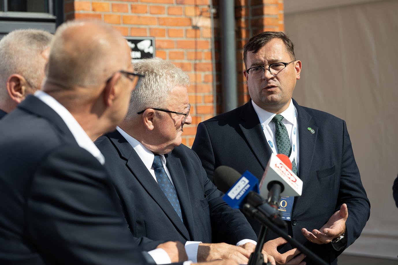 Wiceminister Stefan Krajewski podczas konferencji prasowej (fot. Grupa POLMLEK)