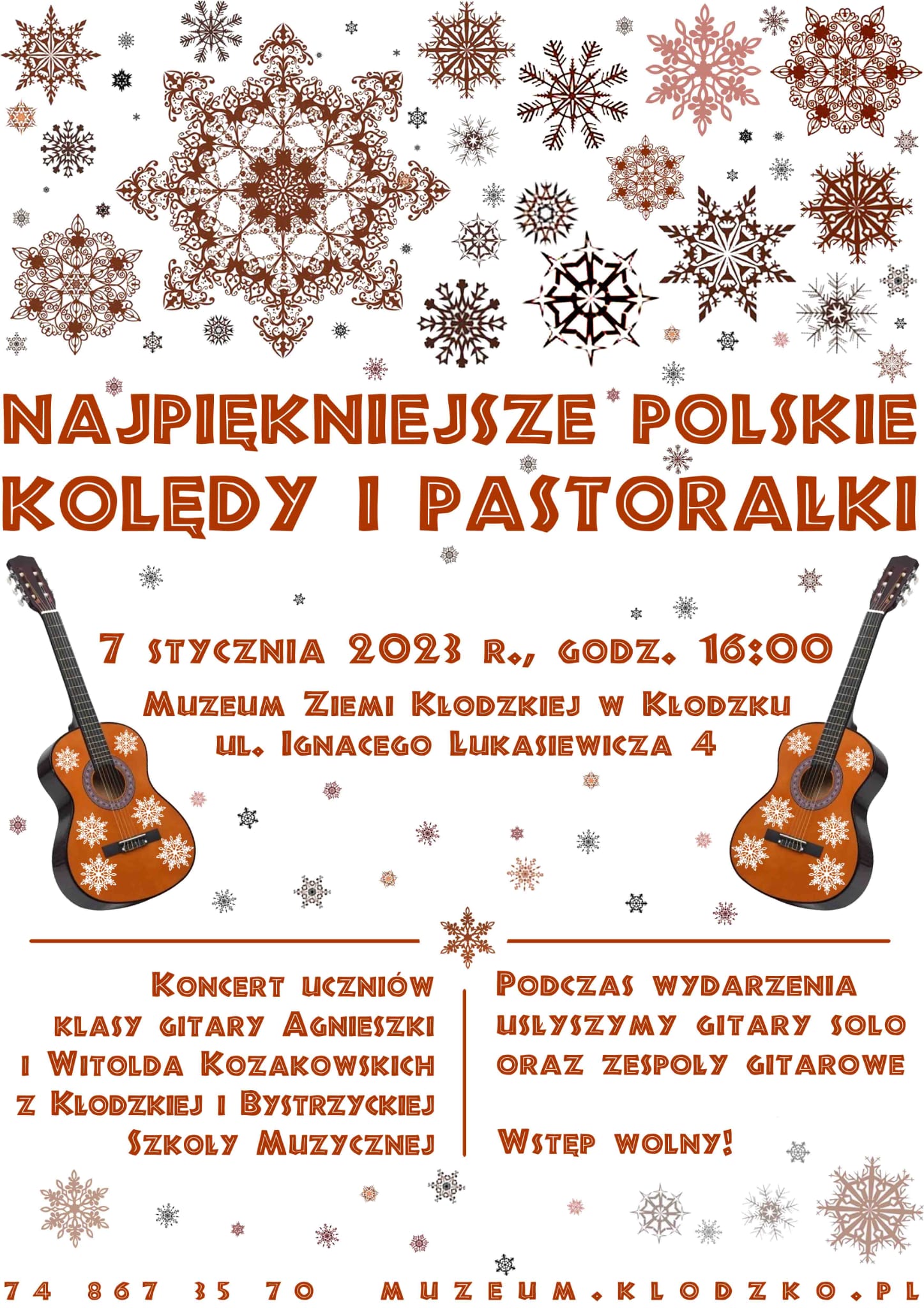 Plakat na białym tle z grafiką gwiazdek u góry oraz grafiką dwóch gitar w brązowym kolorze po prawej i lewej stronie. Na plakacie tekst w brązowym kolorze " Najpiękniejsze polskie kolędy i pastorałki, 7 stycznia 2023 r., godz. 16:00 Muzeum Ziemi Kłodzkiej w Kłodzku, ul. Ignacego Łukasiewicza 4, Koncert uczniów klasy gitary Agnieszki i Witolda Kozakowskich z Kłodzkiej i Bystrzyckiej Szkoły Muzycznej, podczas wydarzenia usłyszymy gitary solo oraz zespoły gitarowe, wstęp wolny! 74 867 35 70 muzem.klodzko.pl"