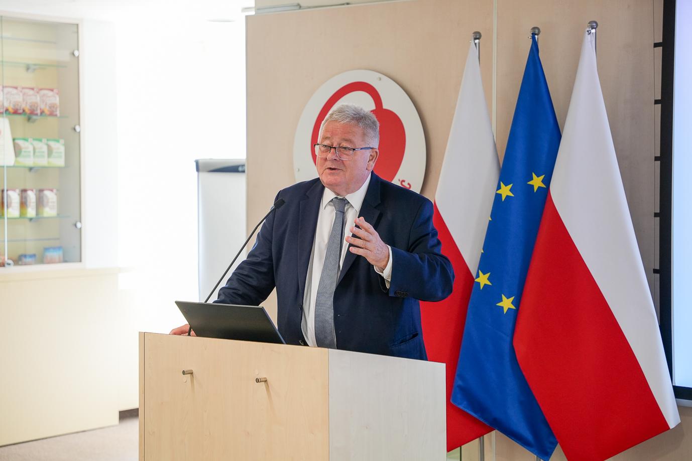 Minister Czesław Siekierski zwraca się do uczestników szkolenia z zakresu Wspólnej Polityki Rolnej dla beneficjentów PROW (fot. MRiRW)