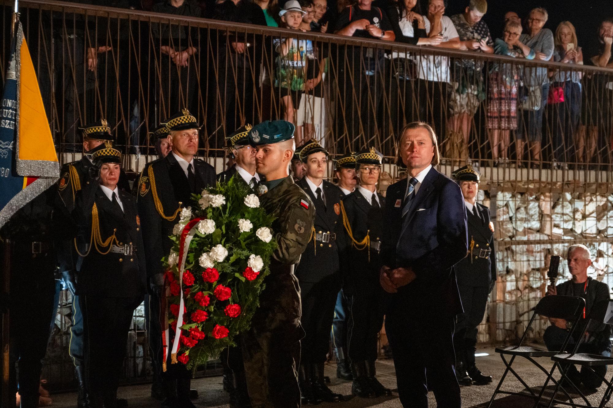 Wojewoda złożył wiązankę na Kopcu Powstania Warszawskiego