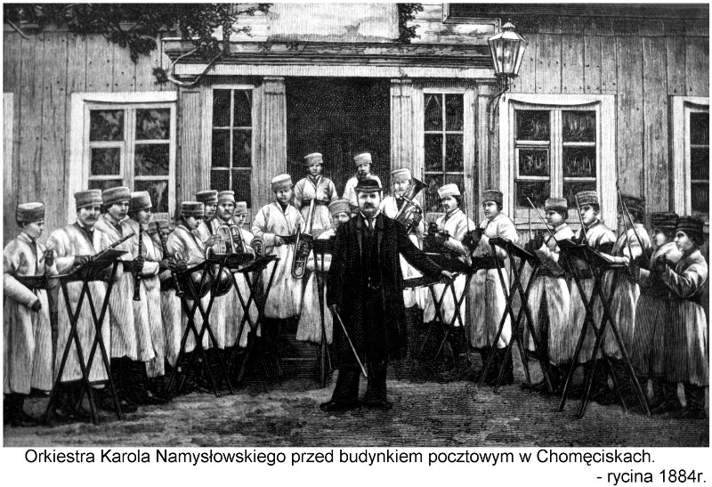 Rycina z 1884 roku na której widać orkiestrę włościańską. Przed orkiestrą stoi Karol Namysłowski, a w tle jest budynek poczty w Chomęciskach