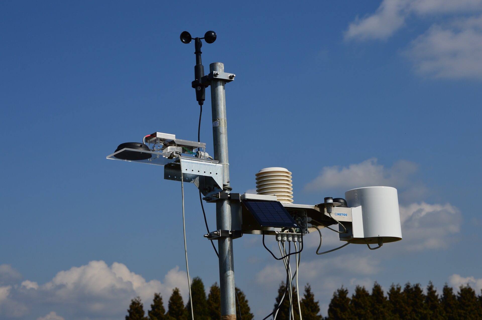 Automatic weather station for determining evapotranspiration