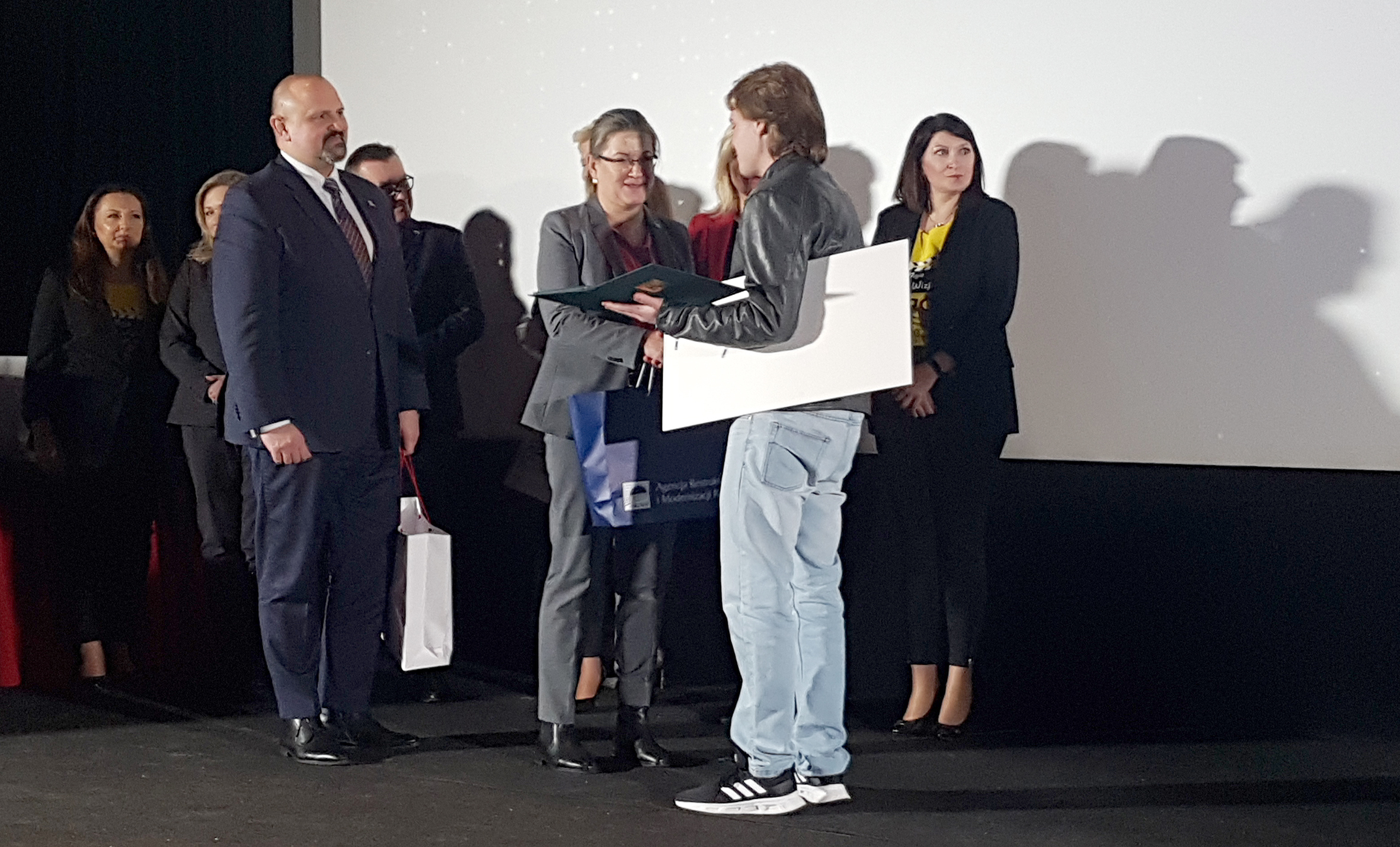 Nagrodę od ARiMR za zajęcie 3. miejsca wręcza Jakubowi Banachowi Wioletta Sitańska, zastępca dyrektora Biura Prasowego.