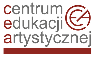 Logo CEA zbudowane z dwóch części - napisu w trzech wierszach Centrum Edukacji Artystycznej. Pierwsze litery wyróżnione kolorem ciemnoczerwonym, reszta w kolorze szarym. Całość podkreślona ciemnoczerwoną stopką. W prawym górnym rogu umieszczona jest ikonografika liter CEA w kolorze ciemnoczerwonym w kształcie koła.