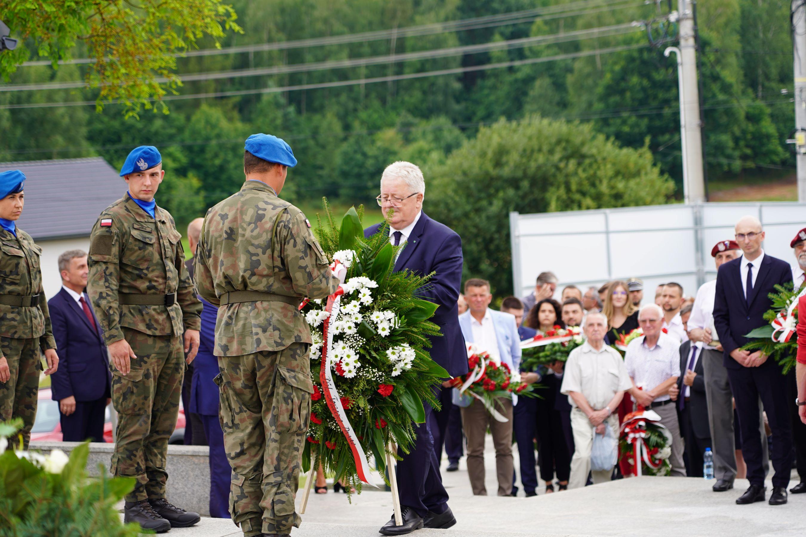 Minister Czesław Siekierski składa kwiaty w Michniowie (fot. MRiRW)