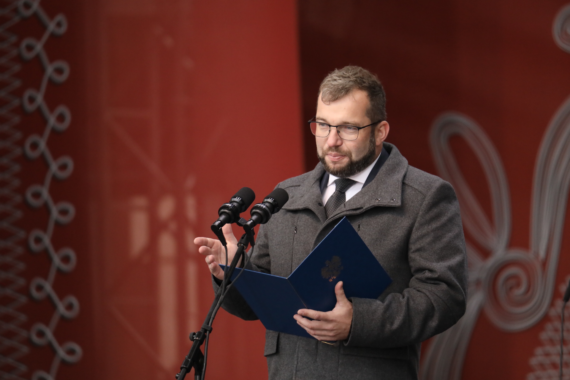 Minister Grzegorz Puda przemawiający do mikrofonów podczas wystąpienia (fot. M. Kaproń)