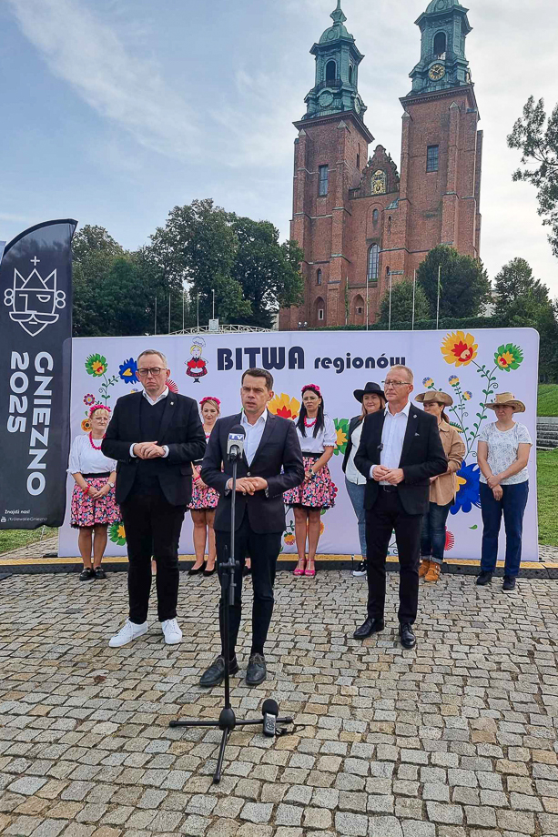 Wiceminister Michał Kołodziejczak na konferencji prasowej w Gnieźnie (fot. KGW Wymysłowianki)