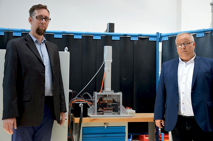 Contractors of the project with the developed inverter welder with electromechanical electrode clamp (from the left: Szymon Kowieski, Zygmunt Mikno – R&D manager)