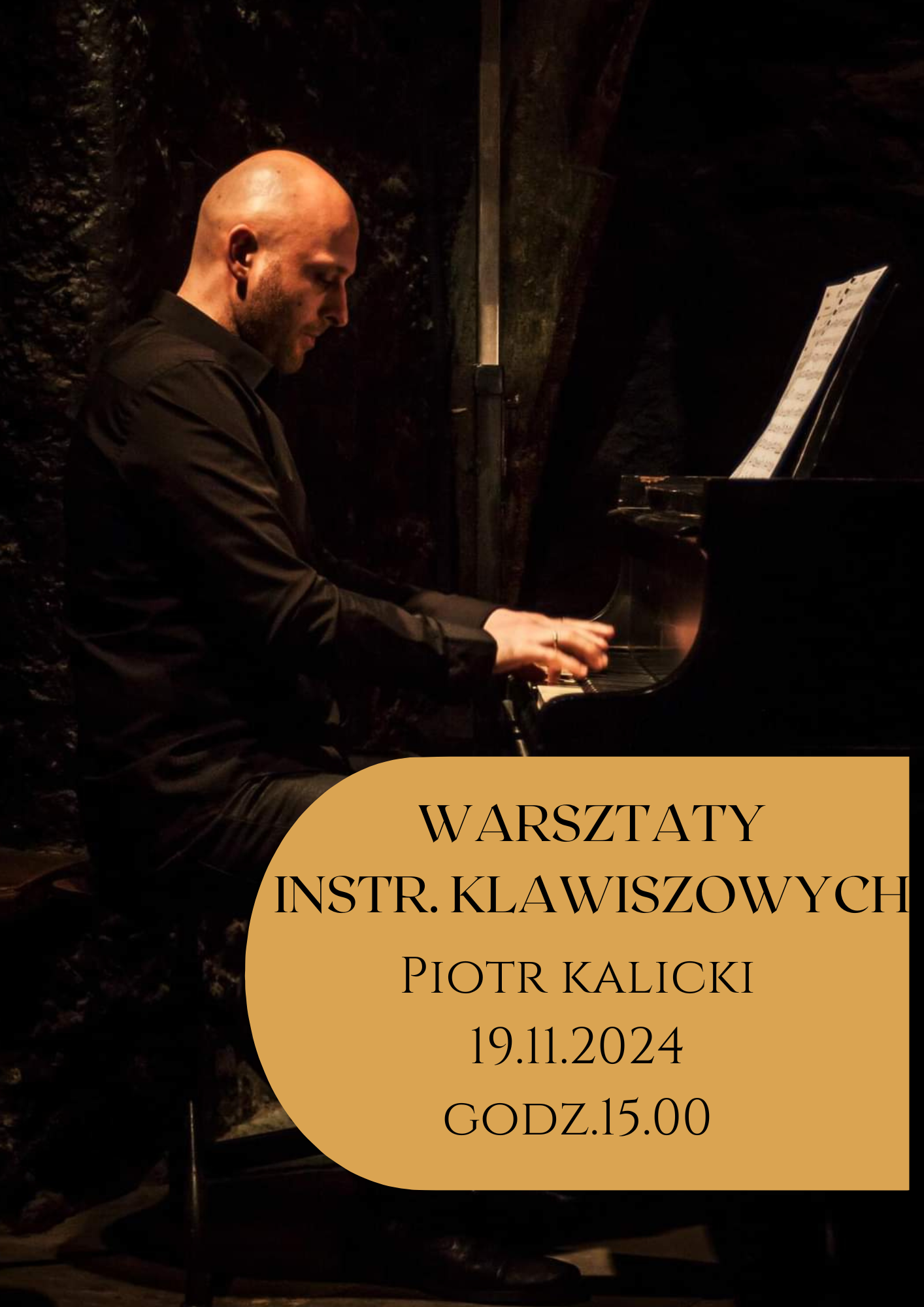 Plakat na tle zdjęcia pianisty i napisem WARSZTATY INSTR. KLAWISZOWYCH PIOTR KALICKI 19.11.2024 godz. 15:00