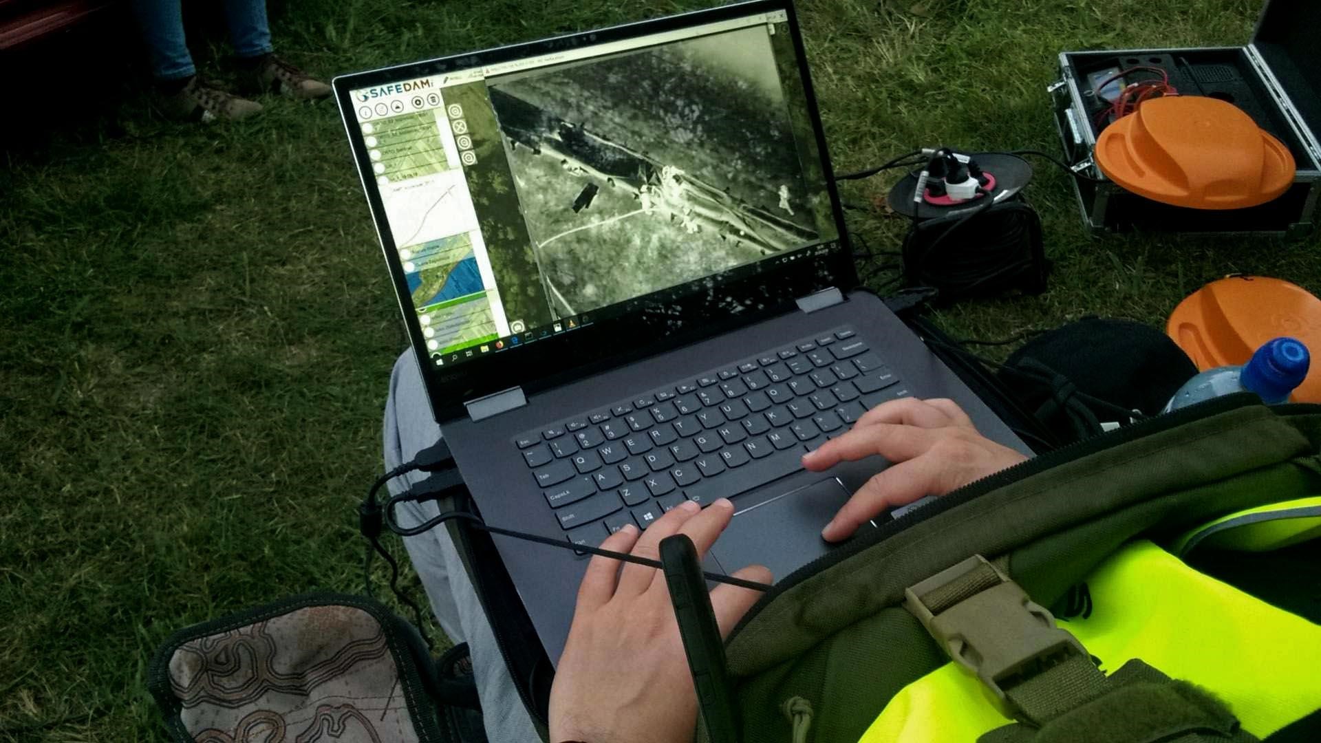 SAFEDAM - stanowisko mobilne - podgląd miejsca manewrów w czasie rzeczywistym z kamery zainstalowanej na dronie podczas manewrów strażackich “Fala 2018”.