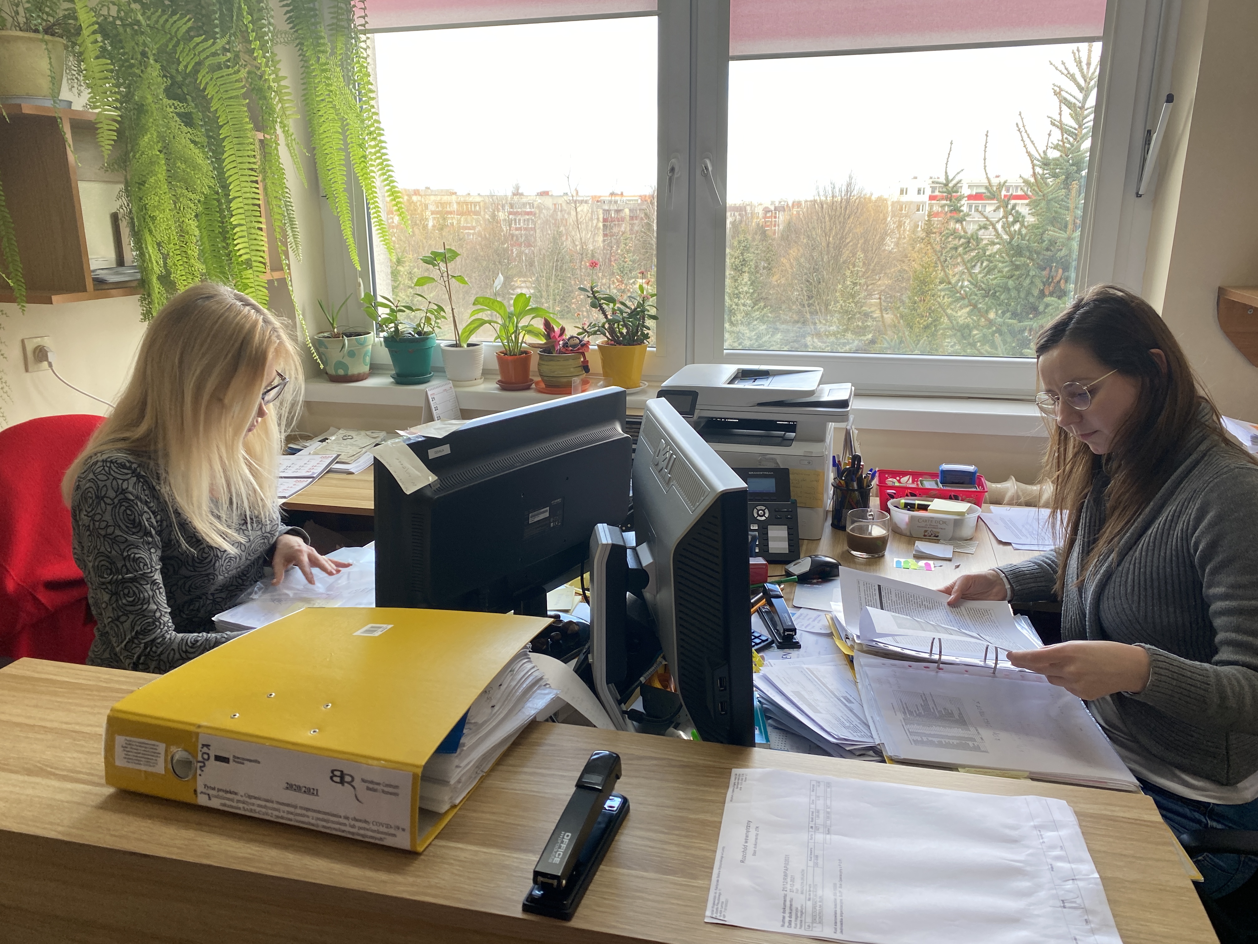 Rozliczanie finansowe projektu, pracownicy administracyjni działu księgowości, od lewej: Anna Chludzińska, Marlena Wierzbowska