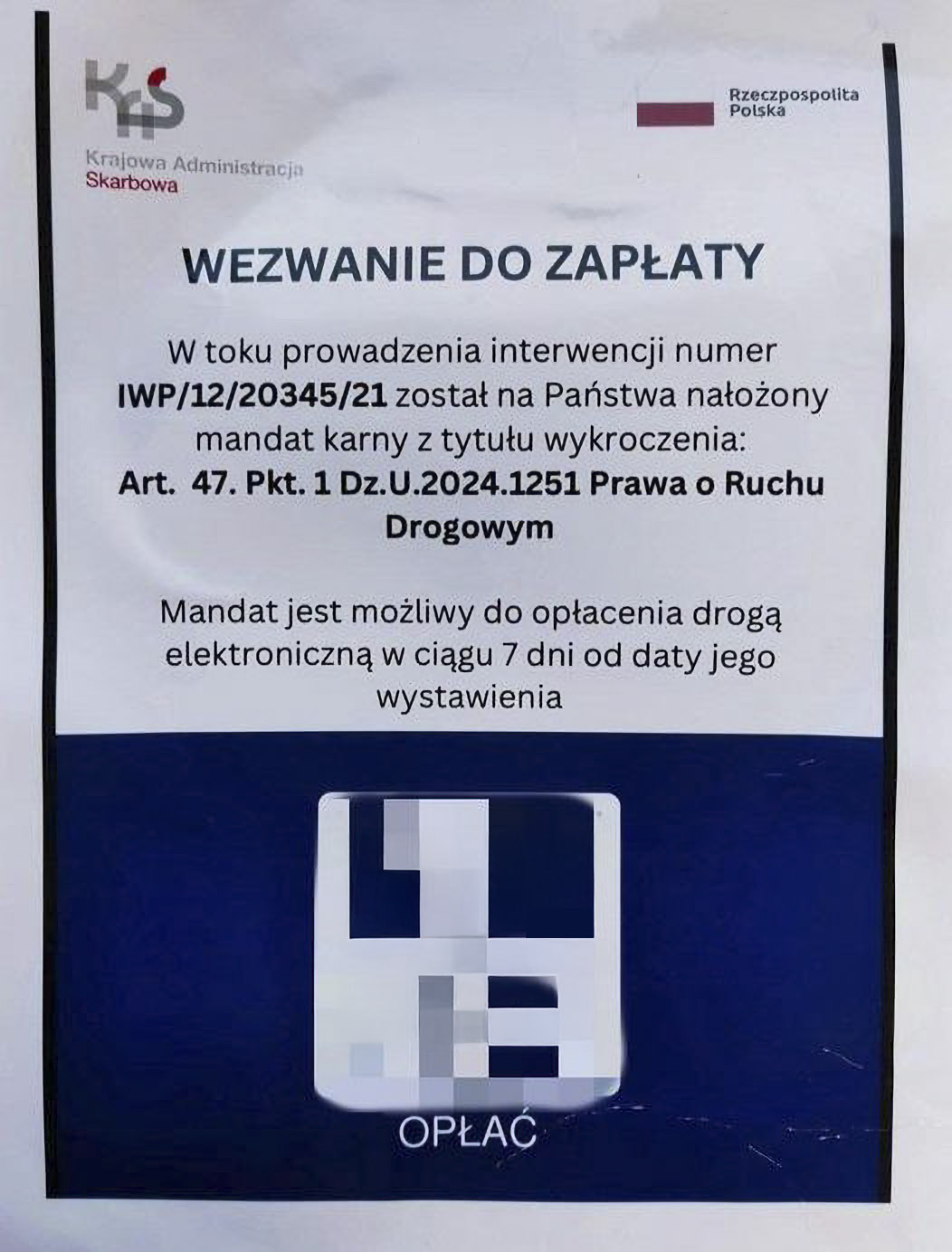 Plakat z napisem: Krajowa Administracja Skarbowa. Wezwanie do zapłaty. W toku prowadzenia interwencji numer IWP/12/20345/21 został na Państwa nałożony mandat karny z tytułu wykroczenia: Art. 47. Pkt. 1 Dz.U.2024.1251 Prawa o Ruchu Drogowym. Mandat jest możliwy do opłacenia drogą elektroniczną w ciągu 7 dni od daty jego wystawienia. Opłać.