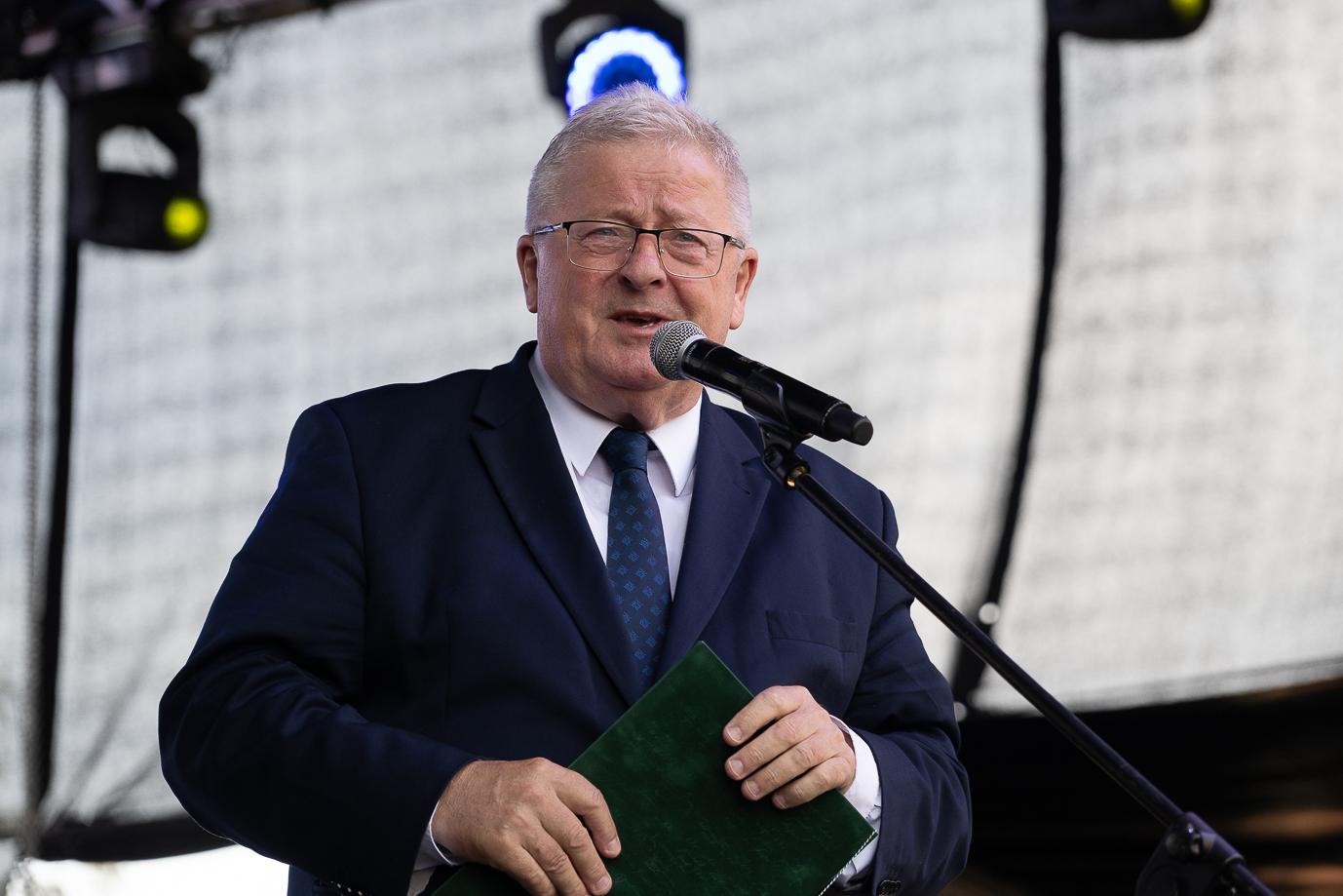 Minister Czesław Siekierski zwraca się do zebranych (fot. Grupa POLMLEK)