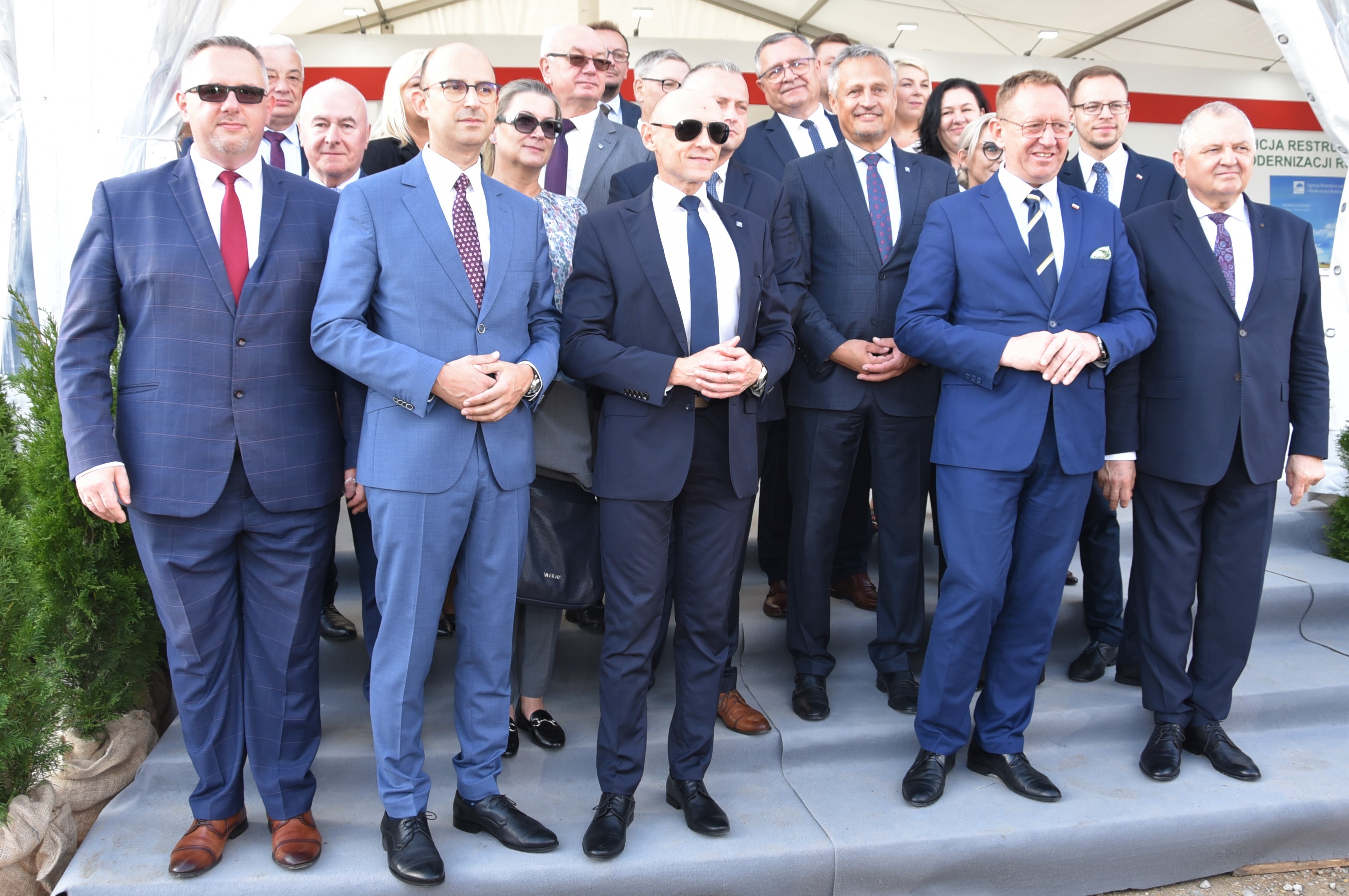 Minister Robert Telus odwiedził także wspólne stoisko MRiRW, KRUS, KOWR oraz ARiMR. Na zdjęciu z wiceprezesem ARiMR Ryszardem Zarudzkim oraz dyrektorami Oddziałów Regionalnych Agencji.