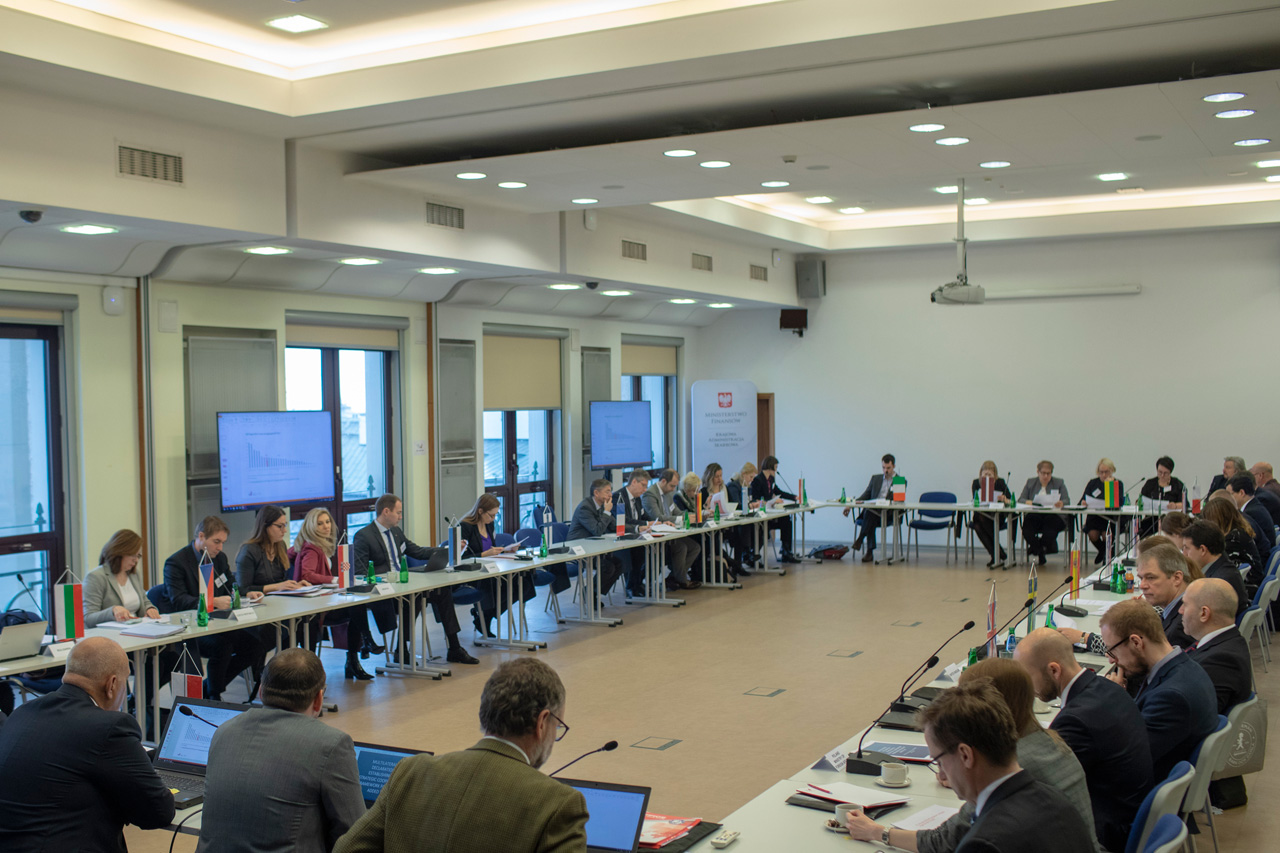 Przedstawiciele administracji podatkowych krajów UE podczas spotkania na sali konferencyjnej.