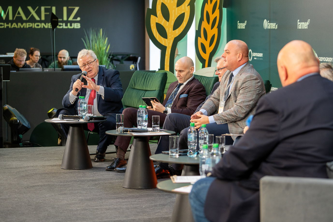 Minister Czesław Siekierski uczestniczy w debacie (fot. MRiRW)