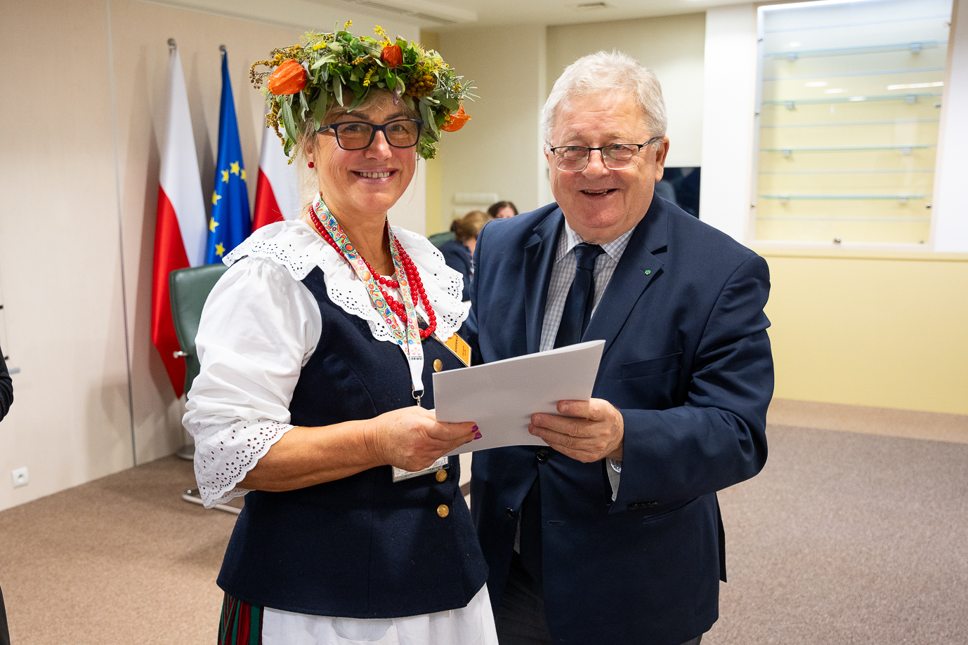 Minister Czesław Siekierski wręcza dyplomy z podziękowaniami (fot. MRiRW)