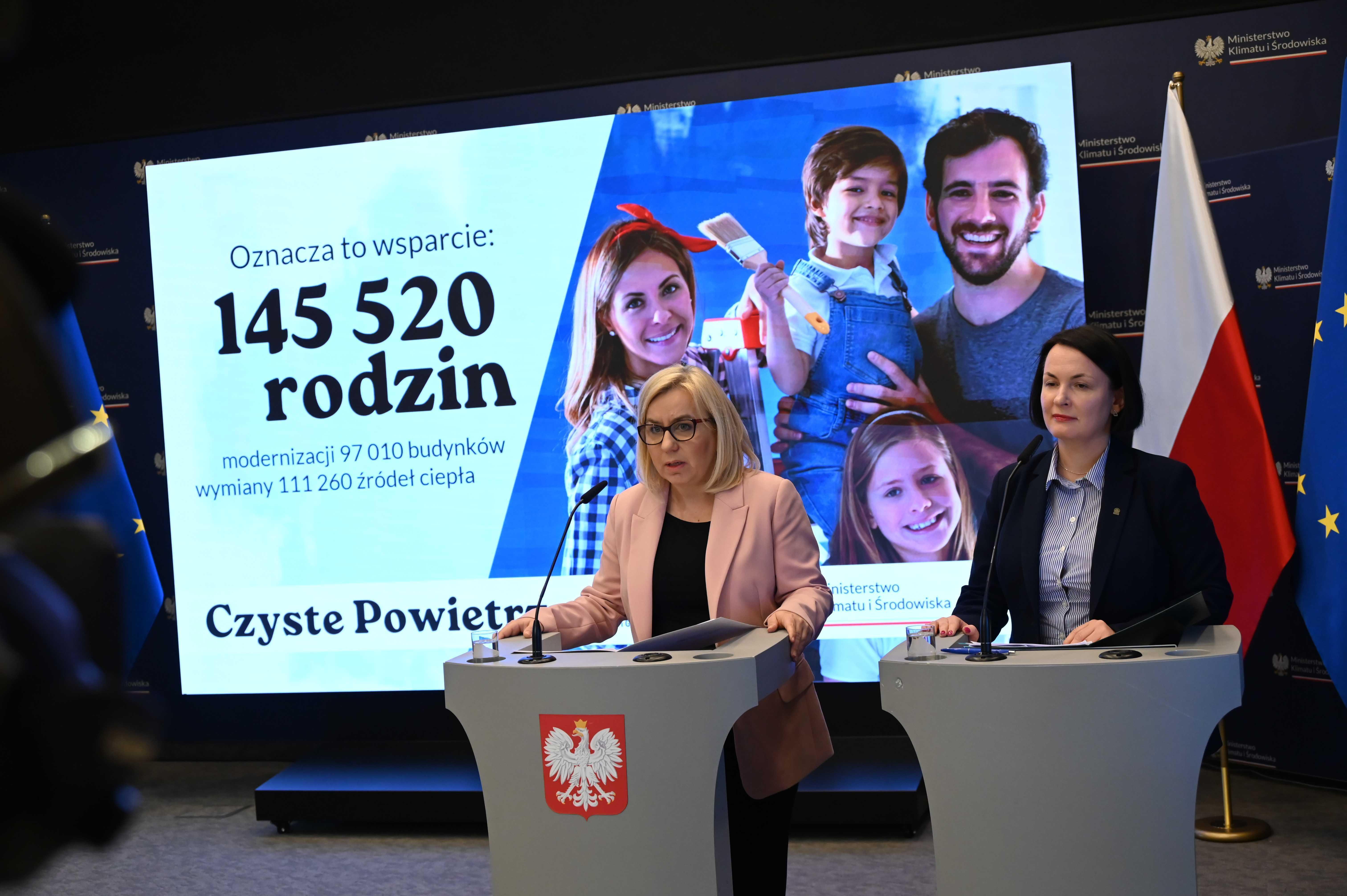 Minister klimatu i środowiska Paulina Hennig-Kloska oraz prezes NFOŚiGW Dorota Zawadzka-Stępniak podczas konferencji prasowej dot. zmian w programie „Czyste Powietrze”